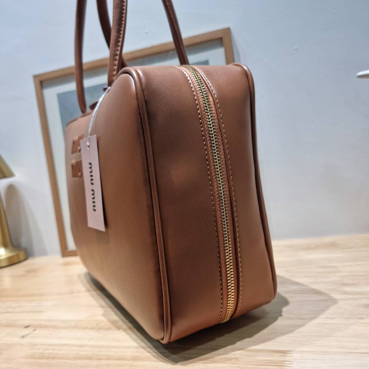 MIU MIU LEATHER BEAU BAG กระเป๋าถือรุ่นสุดจึ้ง ที่ไม่มีตอนนี้คือพลาด ดีไซน์เรียบแต่มากมีอยู่จริง สวยดูแพง หูจับในตัวง่ายและสะดวกพกพา เพียงแค่คล้องไหล่ ขนาดใหญ่จุของได้แบบสบายๆ