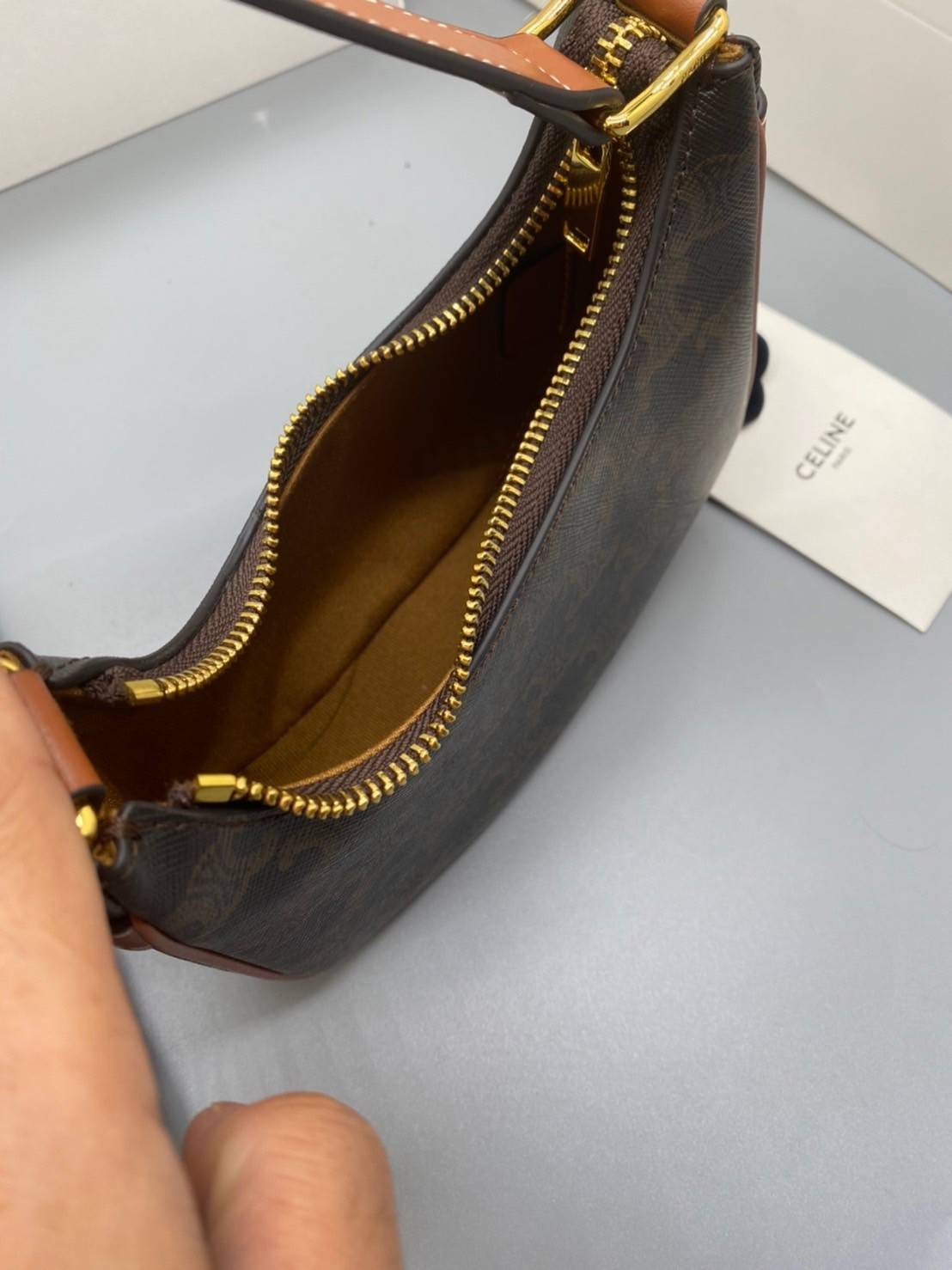 CELINE MINI SHOULDER BAG Celine Vintage Classic MINI Ava bag กระเป๋าสะพายไหล่ใบเล็กน่ารักมากก ขนาดใหม่ น้องน่ารักมากก คาเฟ่จ๋าาาา น้องมาล๊าววว วัสดุ TRIOMPHE CANVAS ดีไซน์สวยหรูฮิตสุดในเกาหลี! หนังสวยอยู่ทรงกันน้ำ เปิดปิดด้วยซิปแบรนด์สีทอง สายสะพายหนังปรั