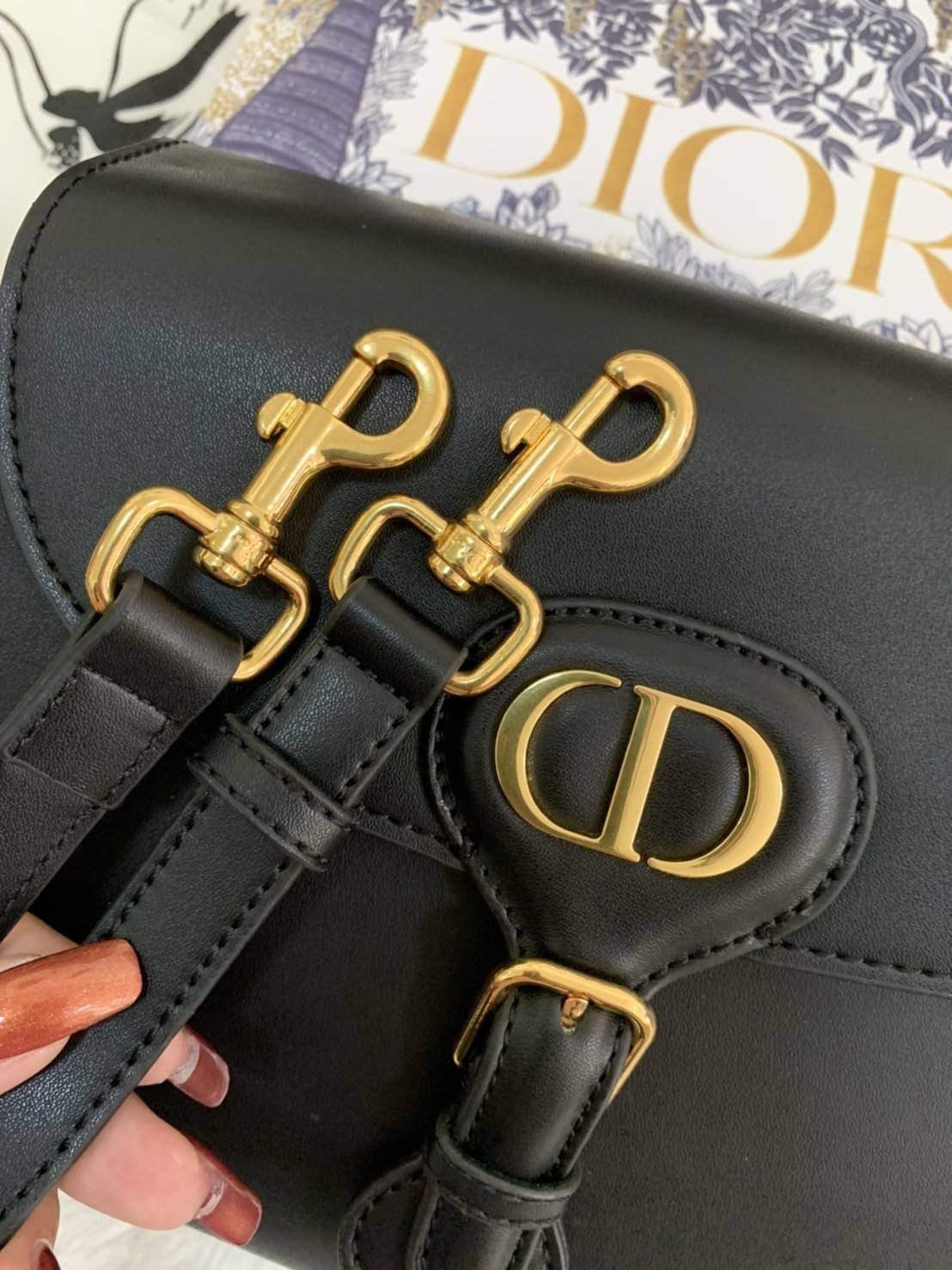 Dior Bobby Bag (GWP) พรีเมี่ยมกิ้ฟ Limited Edition วัสดุหนังแท้ Calfskin อะไหล่ทอง กระเป๋าหรูยอดฮิต ดีไซน์เป็นทรงโค้งเรียบหรูแบบโบฮีเมียนนิดๆ ด้านหน้าประดัลโลโก้ CD เด่นชัด ตอกย้ำความเป็นแบรนด์หรู Christian Dior แมทกับชุดได้ง่าย ใช้ได้ทุกวัน ทั้งสะพายไหล่