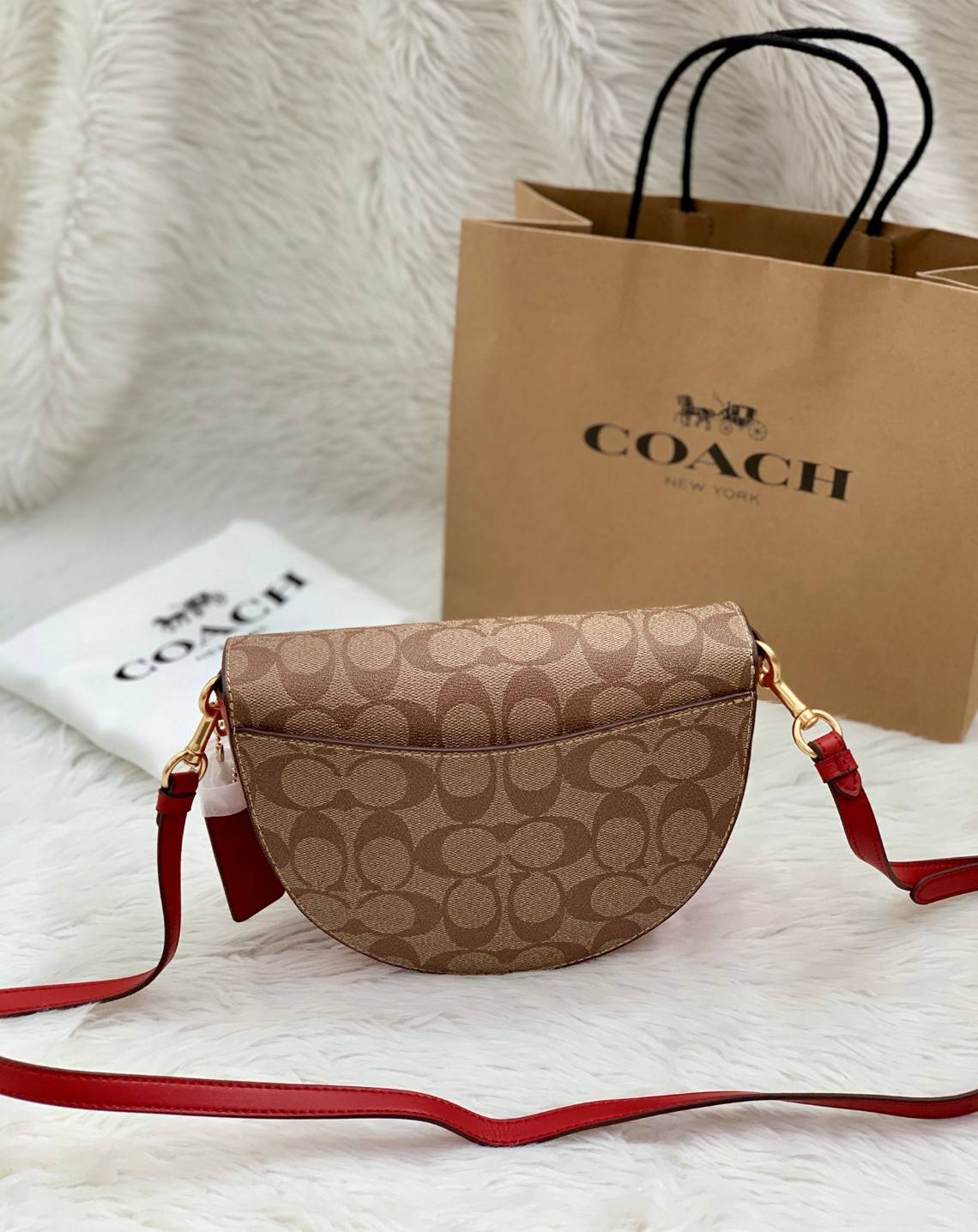 พร้อมส่งที่ไทยครบทั้ง6สีค่ะ 😘 Coach Ellen Crossbody In Signature ((C1432)) กระเป๋าทรงฮาฟมูนรูปทรงคลาสสิก ออกแบบให้มีลักษณะโค้งมน ไม่ดูเป็นทรงแข็งจนเกินไป ดีไซน์และสีของกระเป๋ายังเรียบง่าย เข้าได้กับทุกชุด สะพายครอสบอดี้ร์//สะพายข้าง หรือถือแบบคลัท
