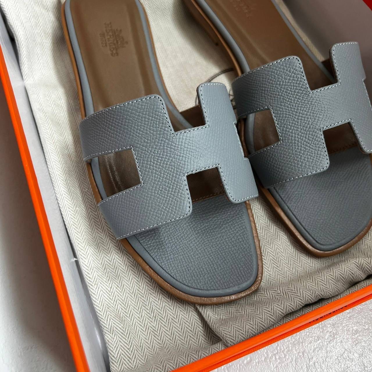 หนังแท้ Hermes sandal Epsom leather รองเท้าแตะงานสั่งตัตใช้สลับแท้ เกรดออริจินอล 1:1 เกรดเหมือนสุด มี series code ทุกคู่ งานตัดเย็บปราณีตละเอียด ใส่สบาย ไม่ลื่น ใช้ทนนาน เกรดนี้คุ้มมาก ไม่ผิดหวังค่ะ ภาพสินค้าถ่ายจากงานขายจริง ใช้งานต่างประเทศได้