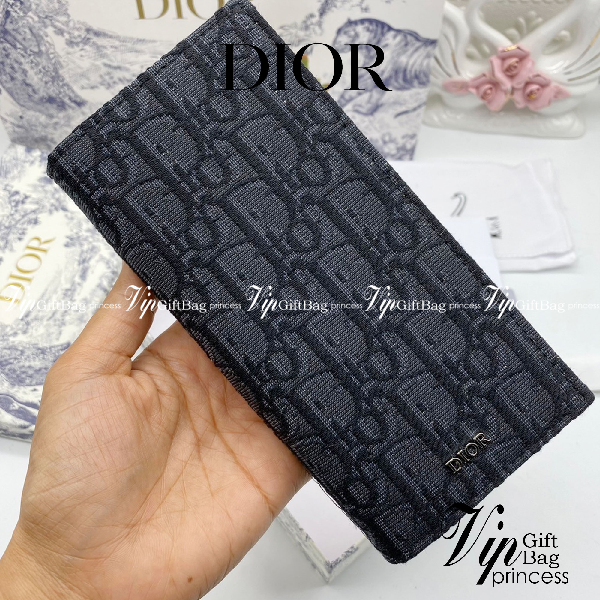 หนังแท้ DIOR LONG WALLET MONOGRAM / DIOR WALLET กระเป๋าสตางค์ใบยาว เอกลักษณ์ของความหรู วัสดุหนังแท้และผ้า Jacquard อย่างดีสวยงามที่สุด ผสมผสานความสง่างามและคลาสสิกที่เข้ากับยุคสมัย ด้านหน้าโดดเด่นด้วยซิกเนเจอร์แบรนด์ เป็นอีกหนึ่งรุ่นที่ดาราเชเลปใช้กันเยอะ