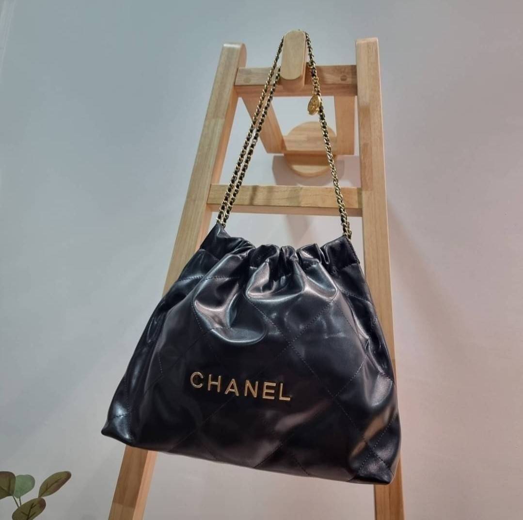 Chanel 22 bag เกินต้านที่สุดกับไอเท็มนี้ ที่สาวๆหรือใครๆก็ต้องมีแล้ว!! แค่เห็นก็หลงรัก กระเป๋าทรงสวย ดีเทลเรียบแต่มีความหรูแอบซ่อนอยู่ ด้วยดีไซน์สายสะพายโซ่สีทอง และโลโก้อันโดดเด่น ดีงามน่าหลงใหลมาก