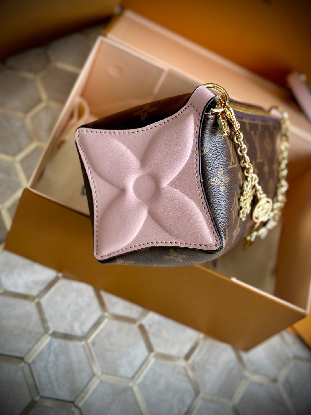 พร้อมส่ง 3 สี LV Bloom Pouch Monogram Flower coated canvas / Rose Jasmine / Banana / Denim กระเป๋าสะพายรุ่นใหม่ โดดเด่นด้วยรูปทรงทันสมัย Monogram Flower