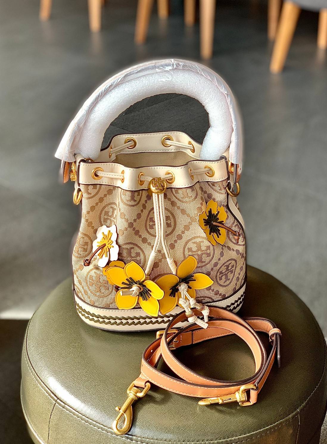 สวยโดดเด่น แต่แฝงความร่วมสมัยค่ะ! TORY BURCH CASUAL STYLE 3WAY LEATHER PURSES ELEGANT CROSSBODY((88963)) 🌼🌼🌼 พร้อมส่ง ห้ามพลาดเลยจริงๆค่ะ! กระเป๋าทรงถัง วัสดุ Jacquardทอล่ยแบรนด์+ขอบหนังแท้ เพิ่มดีเทลแบบถุกเข้ามาได้สวยโดดเด่น สะดุด