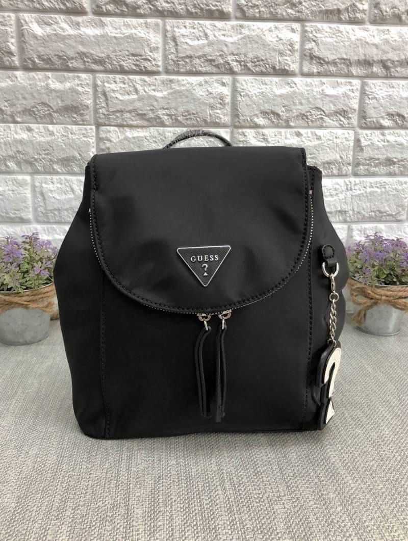 New !!! GUESS ZAYN NYLON BACKPACK รุ่นหายาก พร้อมส่งกระเป๋าสะพายหลัง วัสดุNylonคุณภาพสูง ด้านหน้าติดอะไหล่แบรนด์ พร้อมห้อยพวงกุญแจหนังรูปเครื่องหมายคำถาม เปิดปิดกระเป๋าแบบฝาปิดแม่เหล็ก ขอบปากกระเป๋าเป็นช่องซิปสำหรับใส่ของจุกจิก ภายในช่องหลักโล่งกว้างใส่จอ