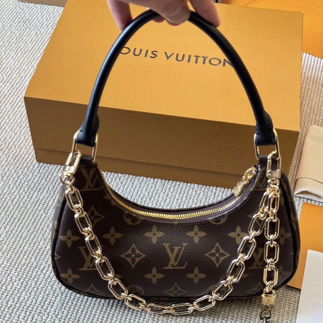 LV Catchy PM bag กระเป๋าสะพายทรงโฮโบหูจับในตัว ดีไซน์ใหม่ ยังคงเอกลักษณ์ ดีไซน์ลวดลายโมโนแกรมเรียบหรู สวยจับต้องได้ เก๋มากๆ เพิ่มกิมมิกแต่งสายและพวงกุญแจโซ่สีทองโดดเด่น