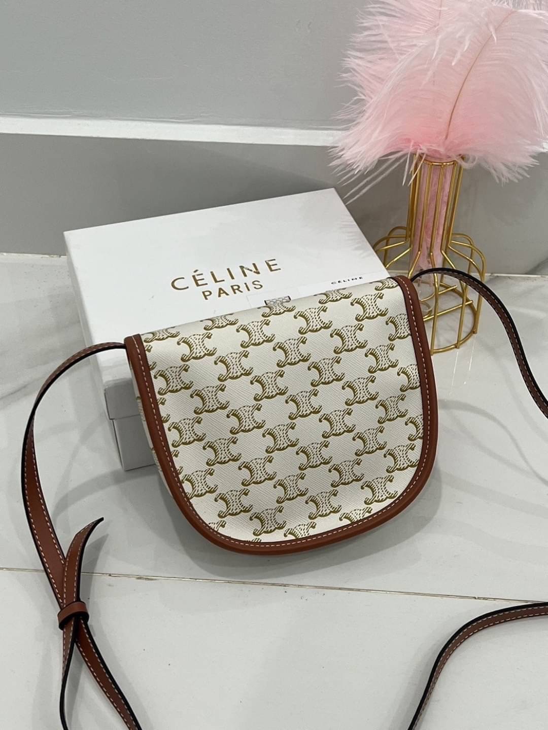 CELINE MINI BESACE IN TRIOMPHE CANVAS กระเป๋าทรงครอสบอดี้ ลายโมโนแกรมวินเทจ รุ่นที่ดาราเกาหลีใช้กันเยอะมาก และเป็นอีกหนึ่งใบที่ครองใจสาวๆ ทั้งในไทยและเทศ