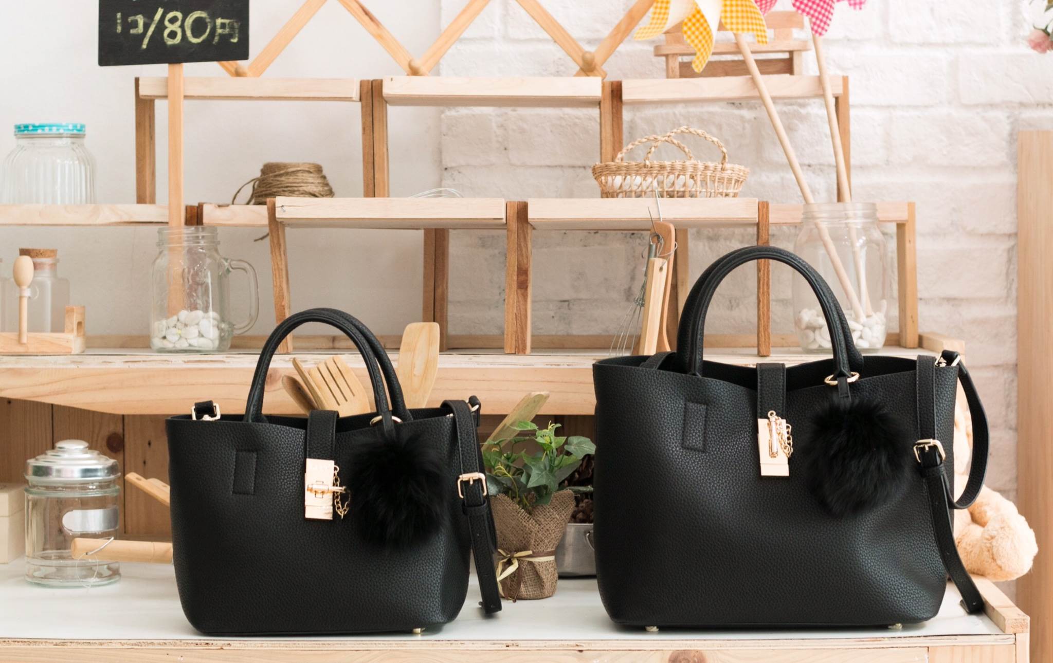 New arrival • KEEP LALA BAG • พร้อมส่ง 2 ขนาด ตามการใช้งาน 👑สวย หรู เวอร์วัง อีกแล้วค่า กับกระเป๋า 2 in 1 ปรับเก็บทรง ได้ถึง 2 แบบ มาพร้อมพวงกุญแจ ปอมปอม ฟรุ้งฟริ้ง น่ารักมาก คะ ตัวกระเป๋าเป็นหนังเนื้อดีที่สุด เนื้อนิ่ม ลายหนังสวย มีกระเป๋าใบเล็กด