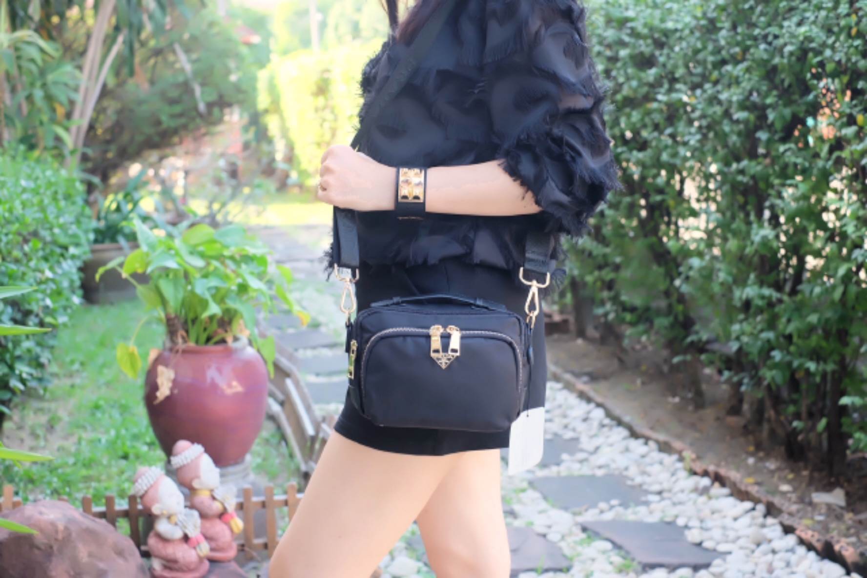 งานพรีเมี่ยมกิ้ฟ จากเคาเตอร์ต่างประเทศคะ 🐼รุ่น Limited edition ค่า ได้ กระเป๋าอเนกประสงค์ #ใบนี้2in1 จากแบรนด์ PRADA มาค่า เป็น กระเป๋าผ้าไนล่อน ตามแบบฉบับของแบรนด์เลย ใบนี้มีสายยาวให้คะ มีหูสั้นสำหรับถือได้ด้วยคะ #เลิศมาก สะพายเป็น shoulder bag ไ