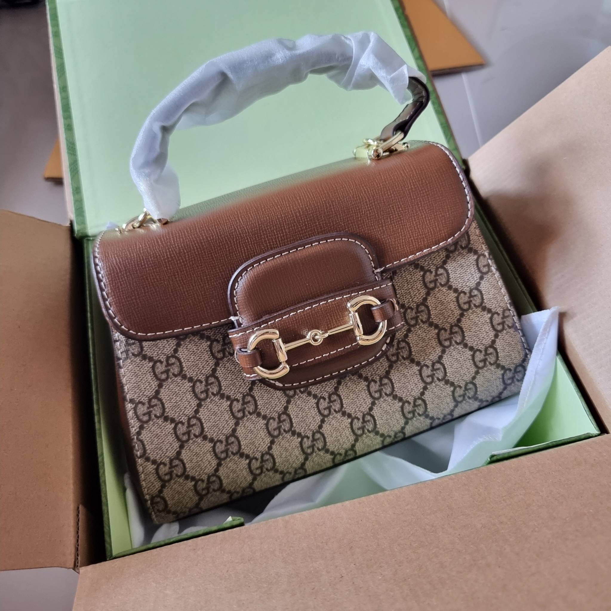 Gucci Horsebit 1955 mini bag / GG VINTAGE CROSSBODY BAG ใหม่จากพรีเมี่ยมกิ๊ฟสุดคุ้ม กระเป๋าสะพายข้าง สวยย้อนยุค ดีไซน์วินเทจแฝงความหรู วัสดุหนังแคนวาส เปิด-ปิดด้วยกระดุมแม่เหล็ก ภายในโล่งกว้าง แบ่งสัดส่วนไว้อย่างดี สายสะพายมีให้ 2 ถึงแบบ สลับใช้ได้ไม่มีเบ