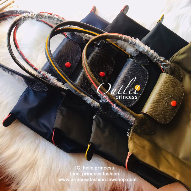 Size : M Longchamp Le Pliage Club Tote Bag กระเป๋าสะพายรุ่นยอดนิยม วัสดุเนื้อผ้า Nylon Canvas เคลือบกันนำ้ ตัดด้วยหนังแท้ น้ำหนักเบา ดีไซน์เรียบง่ายแต่เต็มไปด้วยความคลาสสิก เป็นที่ชื่นชอบไปทั่วโลก Longchamp ปรับโฉม LE PLIAGE ด้วยการปักลายรูปม้า-ตราสัญลักษ