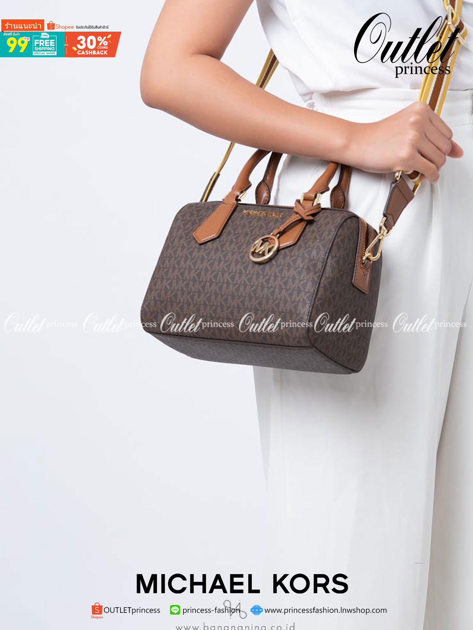 MICHEAL KORS HAYES DUFFLE BAG กระเป๋าสะพายทรงหมอนยอดฮิต ขนาดกลาง วัสดุหนังสังเคราะห์ปั้มลาย MK ทั้งใบ สวยอยู่ทรง ประดับโลโก้แบรนด์ด้านหน้า ด้านในบุผ้าไนลอน มีช่องซิปอีกหนึ่งช่อง สามารถใส่กระเป๋าสตางค์ใบยาว มือถือ iphone เงิน ของจุกจิกได้ มาพร้อมแท็กห้อยสุ