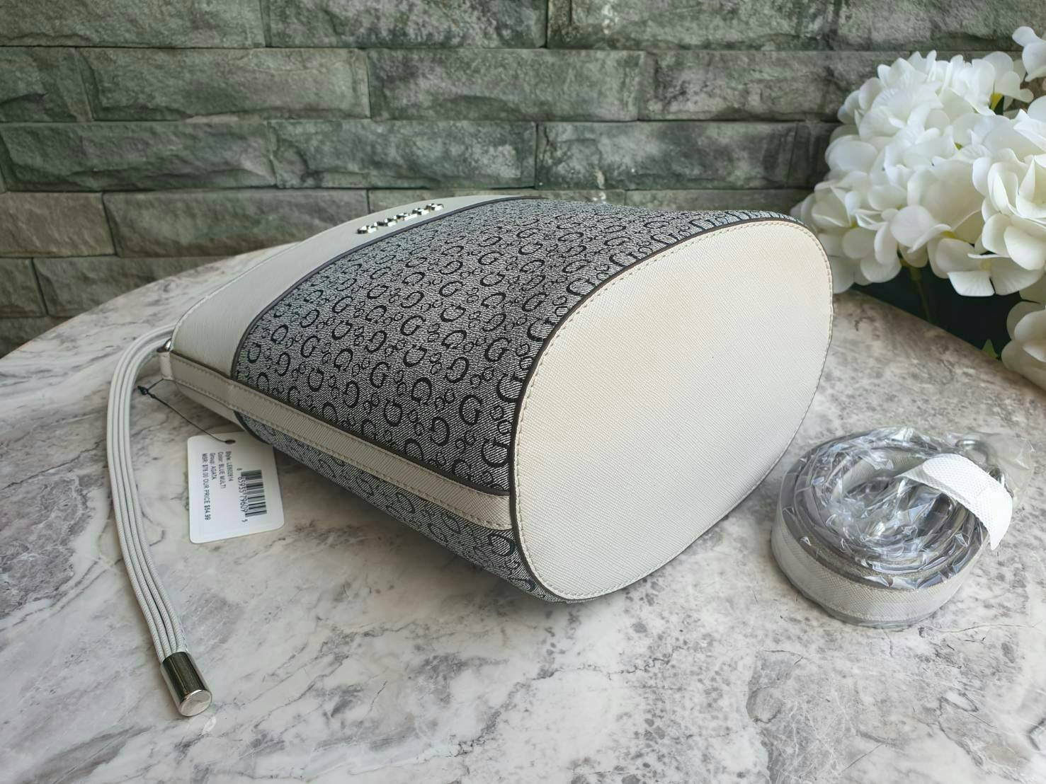 3สี Guess Bucket Bag กระเป๋ารุ่นใหม่ล่าสุด อวดไอเทมแสนเก๋กับกระเป๋าทรงถังสุดน่ารัก พิมพ์ลายรอบใบ วัสดุ Saffiano PU คุณภาพดี นิ่ม น้ำหนักเบา ด้านหน้าประดับด้วยโลโก้แบรนด์สวยโดดเด่น เปิดปิดด้วยเชือกหนังใช้หูรูดปลายเชือกประดับอะไหล่เงินสะดวกใช้ ด้านในโล่งกว้