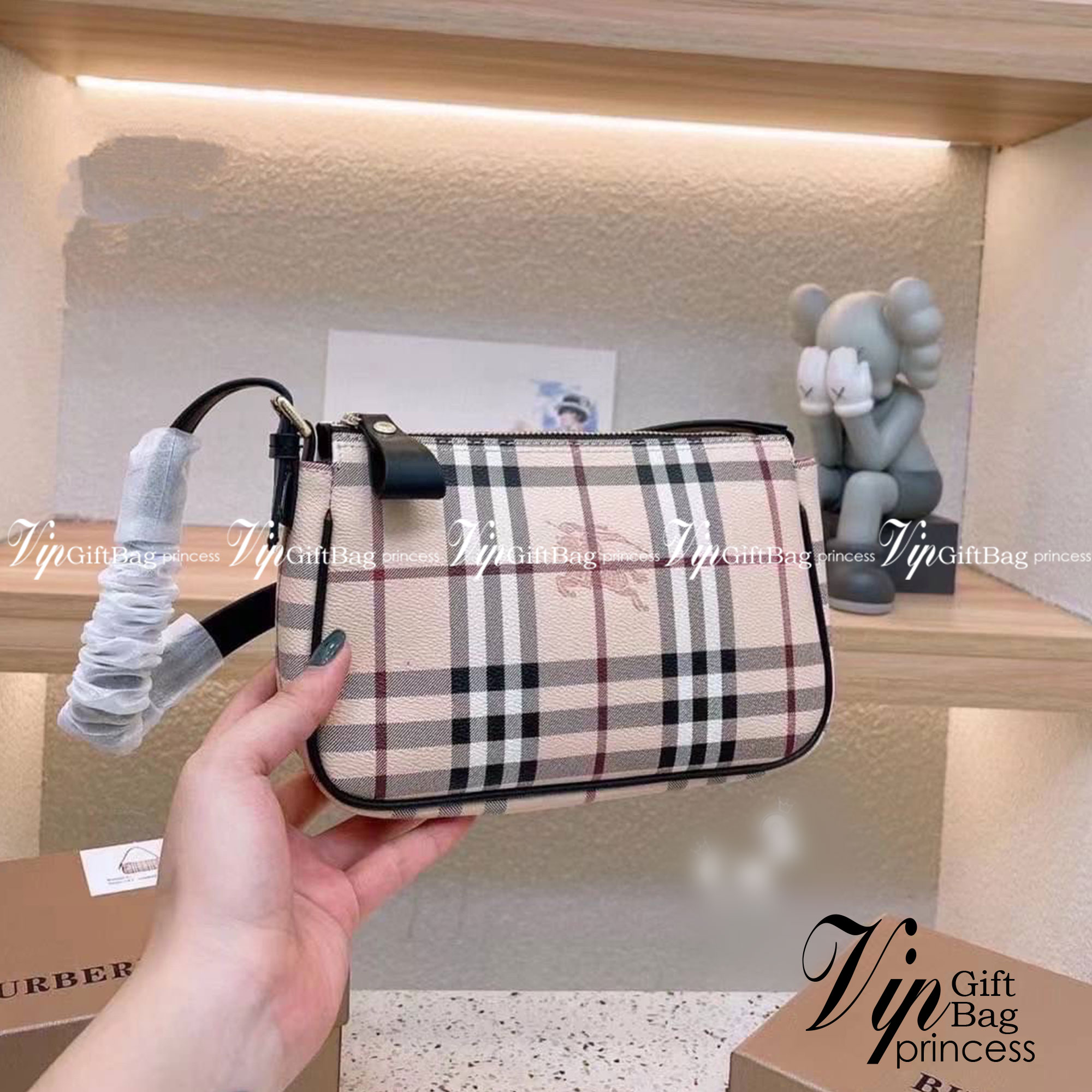 Burberry Vintage Bag / Burberry Nova Check Small Shoulder Bag พร้อมส่งที่ไทย กระเป๋าสะพายไหล่ Vintage Check ที่ถือว่าเป็นสัญลักษณ์อันเก่าแก่ของแบรนด์ ภายในเป็นช่องโล่งกว้าง และมีคุณสมบัติการใช้งานที่ครบครัน