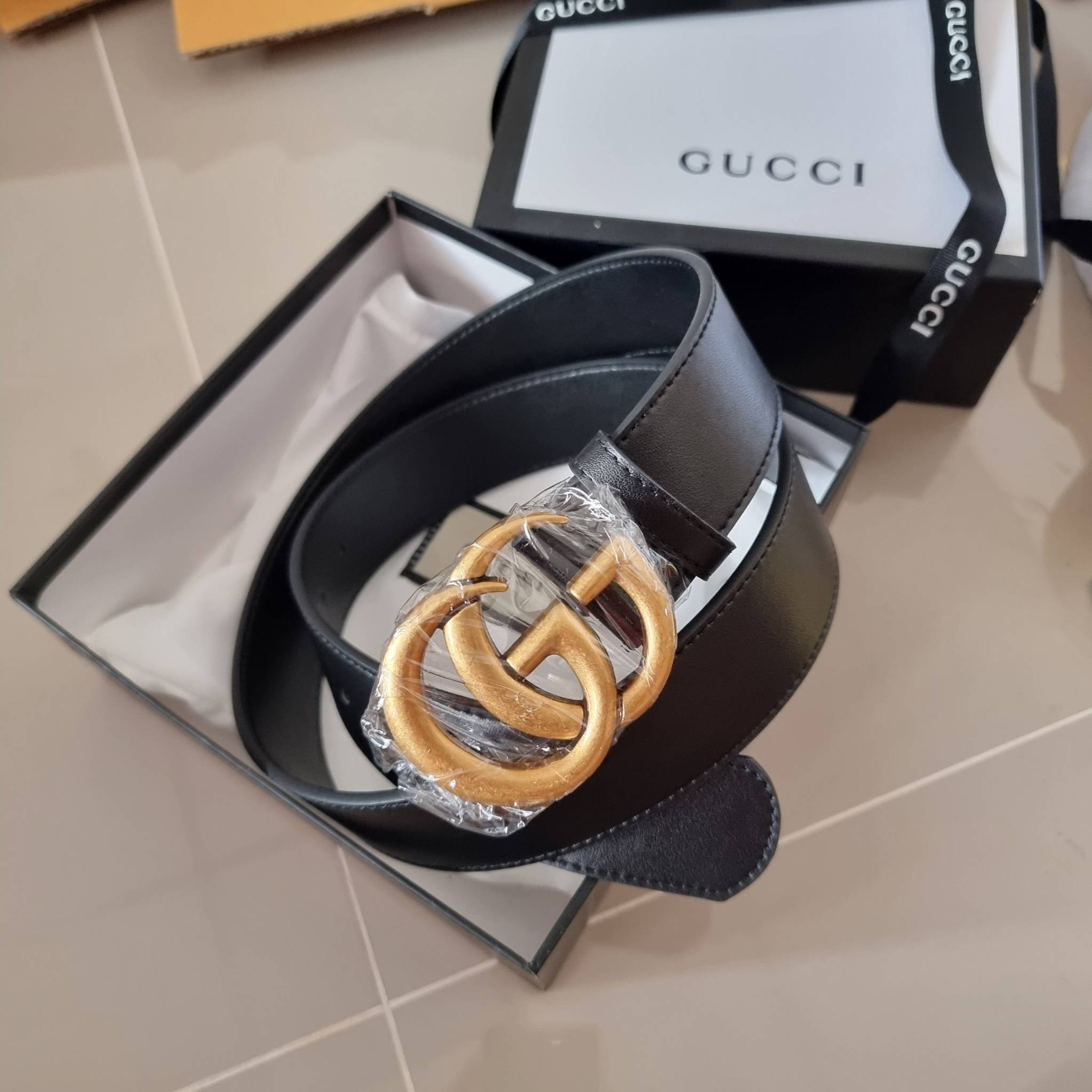 GUCCI BELT / GG belt 3.5cm เข็มขัดสีดำสุดคลาสสิค รุ่นโลโก้ ใหญ่ เรียบง่าย ผู้ดี เป็นซิกเนเจอร์ ด้วยดีไซน์ double buckle อะไหล่สีทองวินเทจ ทำให้ใช้งานเป็น everyday use ได้เลย วัสดุหนังสวย พร้อมออริจินัล box ที่สุดของการคอมพลีทลุทด้วยเข็มขัดเส้นนี้เส้นเดียว