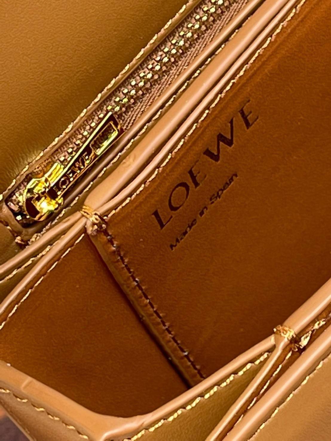Medium : LOEWE Goya anagram leather shoulder bag กระเป๋าทรง GOYA รูปทรงกล่องอันคลาสสิกที่มาพร้อมรายละเอียดอันน่าค้นหา พร้อมด้วยโครงสร้างที่เปี่ยมไปด้วยสเน่ห์น่าค้นหา มีช่องใส่ของขนาดกว้างและเป็นทรงทำให้การจัดการสิ่งของต่างๆ ของสาวๆ นั้นง่ายดายมากยิ่งขึ้น 