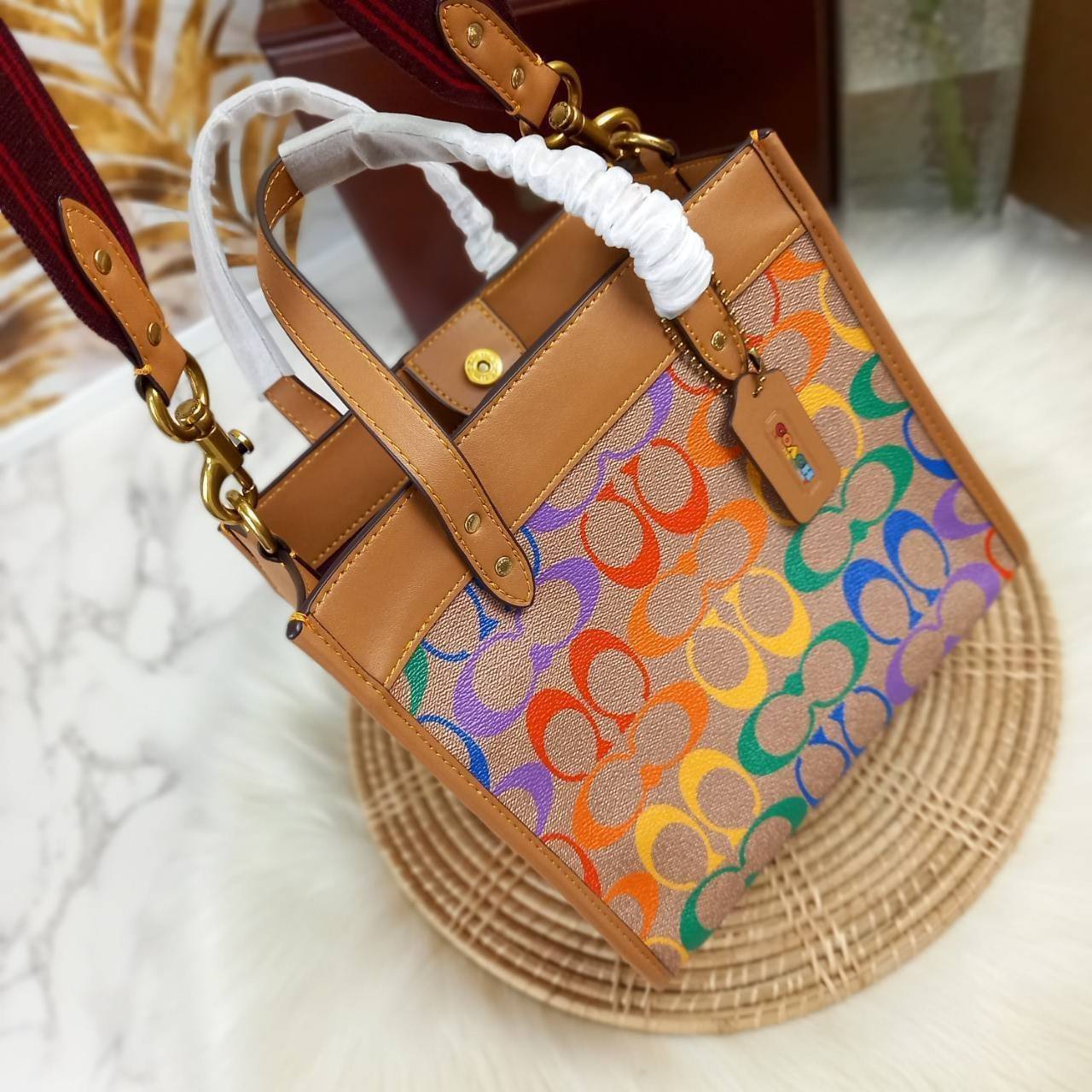 OUTLET 】COACH FIELD TOTE 22 IN RAINBOW SIGNATURE CANVAS(COACH C5142) ความสดใส พร้อมแจ้งเกิด สวยทุกฤดูกาลมากจริงๆ🌺 คอลเลคชั่น ที่ไม่ต้องพูดเยอะ//กระเป๋าทรงTOTE // ว้สดุหนังแคนวาส เก็บดีเทลด้วยหนังแท้ สวยเนียบ ด้วยลาย C signature สีรุ้ง🌈 มีส