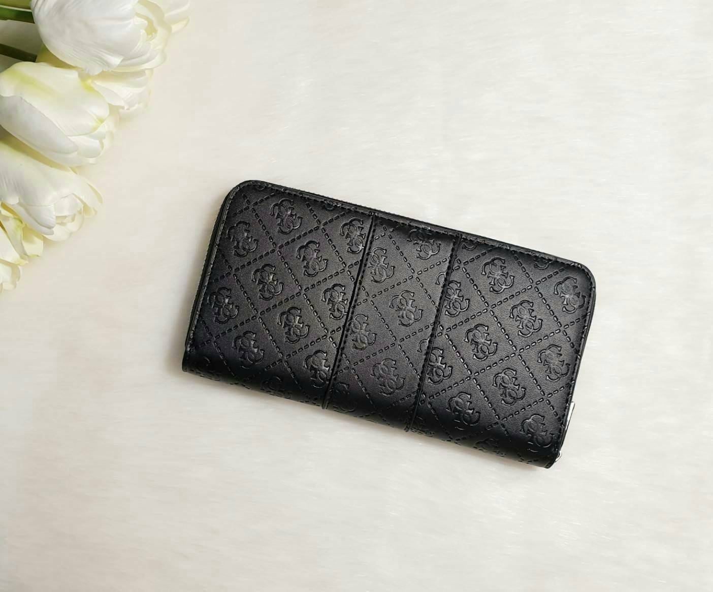 GUESS FACTORY WOMEN'S ZIP AROUND LONG WALLET กระเป๋าสตางค์หนังทรงซิปรอบปั๊มลายแบรนด์รอบใบ ด้านหน้าติดโลโก้แบรนด์ ภายในมีช่องใส่ธนบัตร ช่องใส่บัตรหลายช่องและช่องซิปกลางใส่เหรียญ มีให้เลือก 3 สี สวยคุ้ม น่าใช้มากๆค่า
