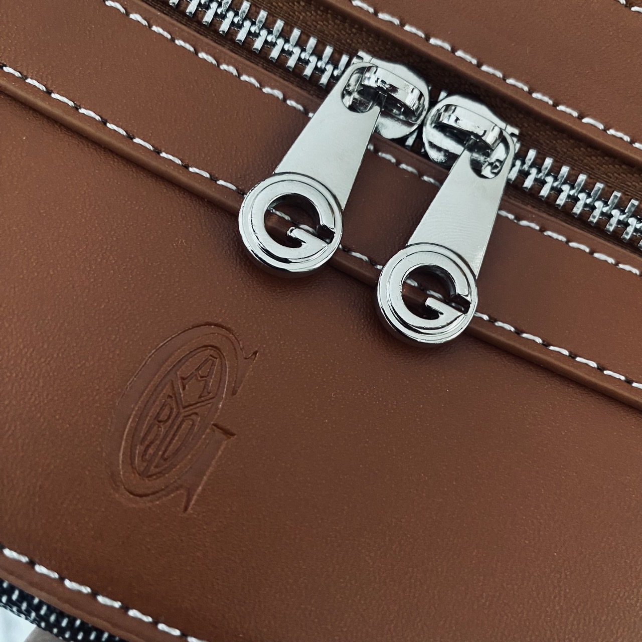 Goyard Boeing Travel 55 Duffle Bag กระเป๋าเดินทางใบใหญ่ ดีไซน์สวยคลาสสิกเป็นเอกลักษณ์ ไอเท็มที่จะทำให้การเดินทางไม่ธรรมดาอีกต่อไป ด้วยดีเทลความเป็นเอกลักษณ์ เรียบแต่หรู ภายในจุของได้เยอะมาก