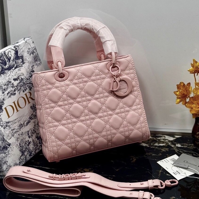 Dior Medium Lady Dior Bag 25cm กระเป๋าสะพายทรงโท้ท ที่สุดของความเรียบหรูดูแพง น้อยแต่มากที่แท้ทรู ดีไซน์เรียบง่าย แต่แฝงไปด้วยความหรูหรา ทรงกล่องคลาสสิค โดดเด่นด้วยพวงกุญแจอะไหล่โทนสีเดียวกับกระเป๋า เป็นเอกลักษณ์ด้วยลายเส้นซ้อนทับสวยงาม