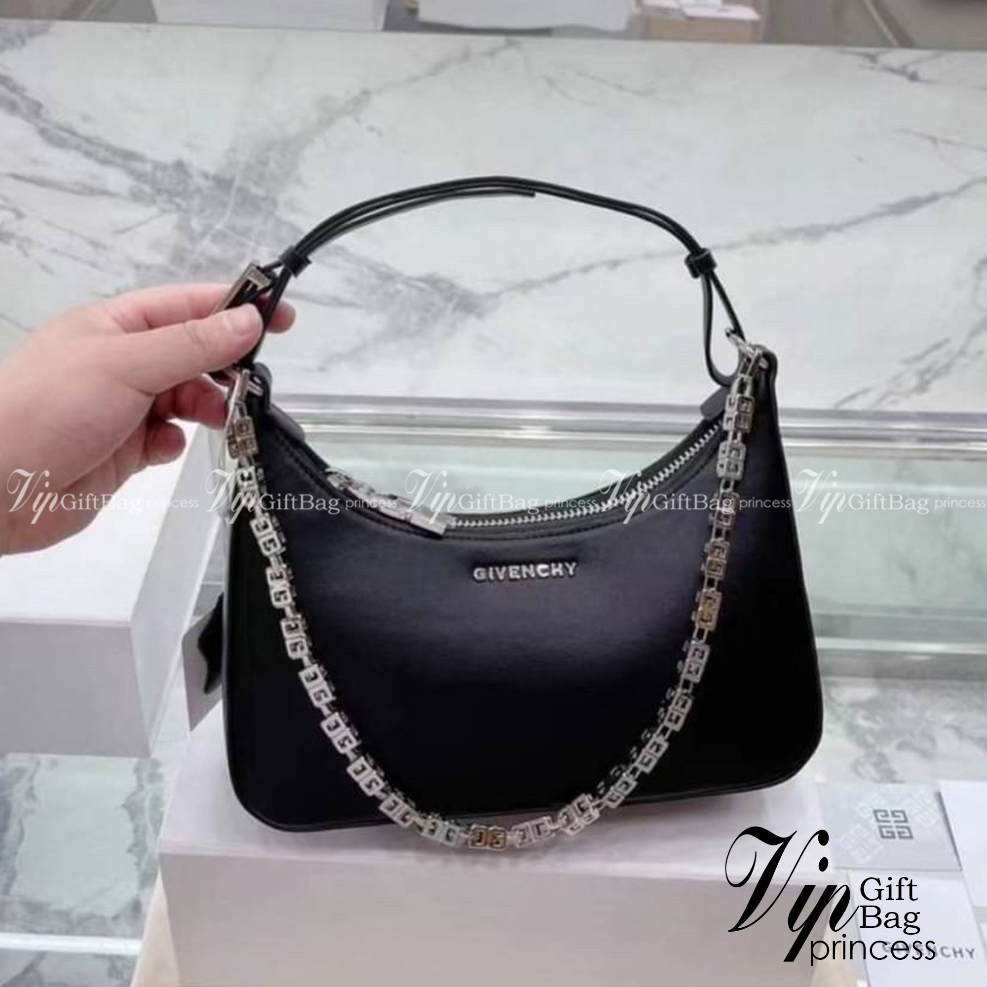 GIVENCHY SMALL MOON CUT OUT SHOULDER BAG 25cm พร้อมส่งที่ไทย กระเป๋าสะพายไหล่งานหนังเต็มใบ หน้าติดโลโก้แบรนด์มาพร้อมสายโซ่ งานสวยตามรูป อะไหล่เงิน สายสะพายปรับระดับได้ เกรดสวยหรู สาวๆ รีบจับจอง อย่าคิดนาน ราคานี้กับคุณภาพถือว่าคับแก้วมั๊กมากกกก