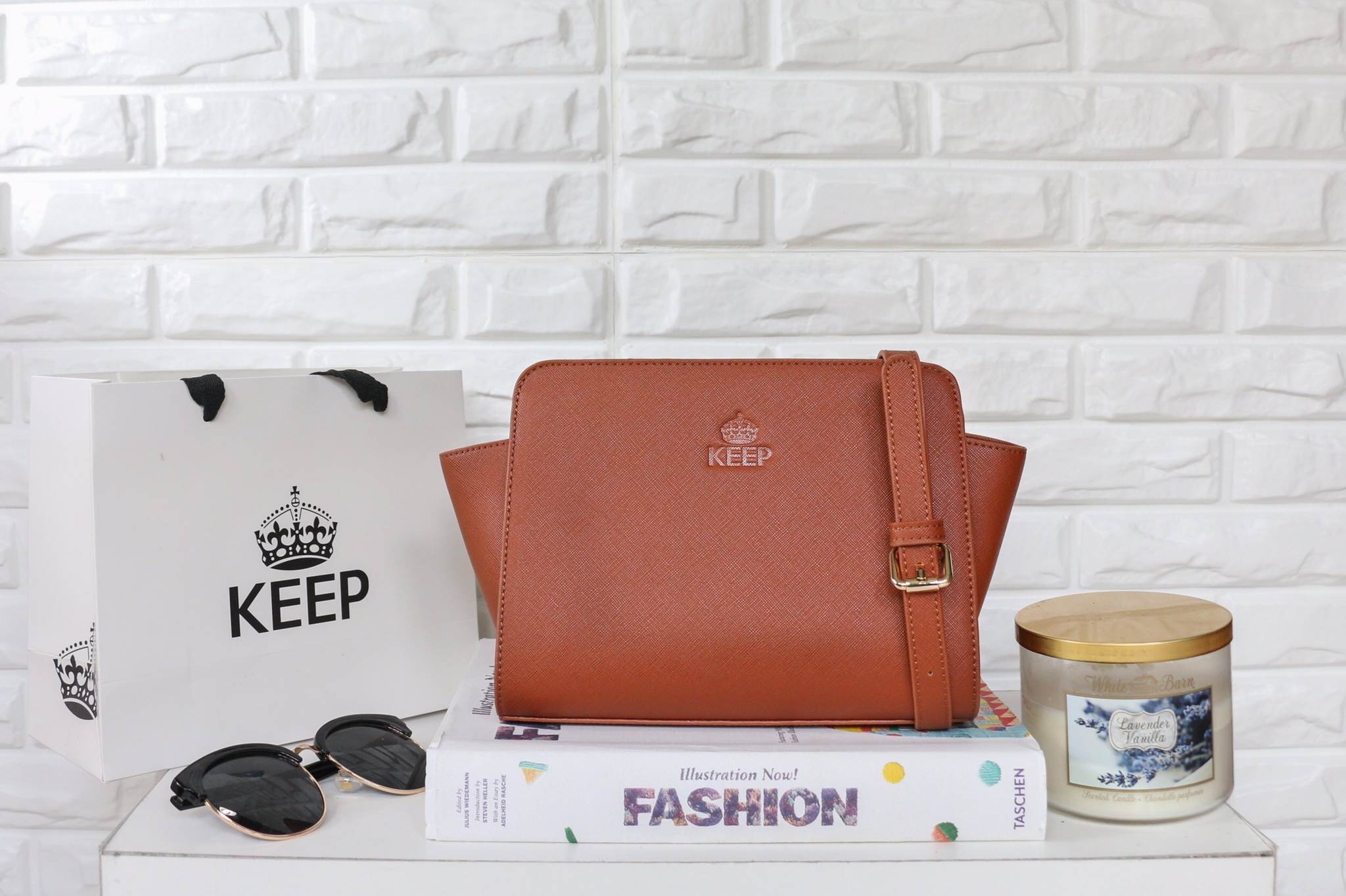 รุ่นใหม่ล่าสุดเลยห้ามพลาดน๊า !!! สาวๆ ที่กำลังหากระเป๋าเสะพาย เบาๆ ดีไซด์เก๋ๆ ขนาดกำลังดี แนะนำใบนี้เลยน๊า จากแบรนด์ KEEP =>> ตัวกระเป๋า เป็นหนัง saffiano ตัวเดียวกันกับ prada เลยค่า =>> น้ำหนักเบา จุเยอะ ดีไซด์ ทันสมัย เข้าได้กับทุกชุด =>&