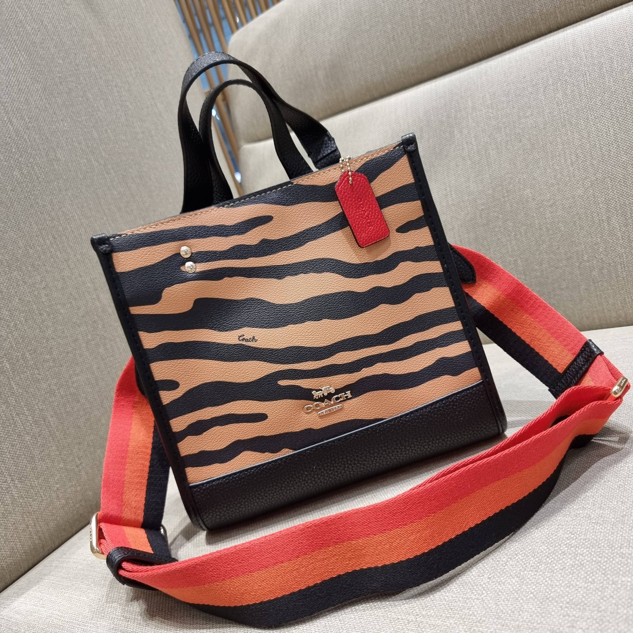 COACH C6988 DEMPSEY TOTE 22 WITH TIGER PRINT ใหม่ล่าสุดน้องเสือนำทรัพย์ 🐯🐯 คอลเลคชั่นฉลองปีเสือต้องมาจ้า กับรุ่นสวยคลาสสิค กระเป๋าทรงโท้ท ขนาดน่ารักน่าใช้มากๆ ดีไซน์พริ้นท์ลายเสือดึงดูดสายตา สวยมีสเน่ห์ที่สุด!! ฟังก์ชั่นการใช้งานสะดวก มีทั