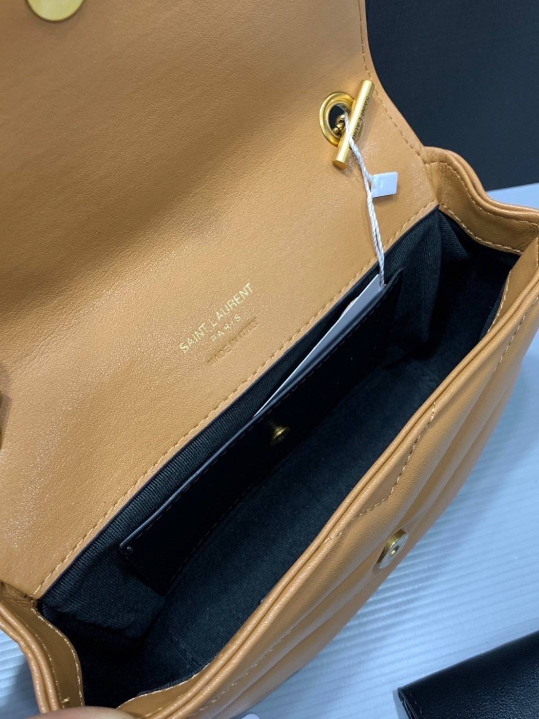 ORI | หนังแท้ 20cm YSL loulou mini in matelassé กระเป๋าสะพายทรงสวยคลาสสิค มาพร้อมใบเล็กใส่การ์ด งานหนังแท้สมผัสนุ่มมือตะเข็บเย็บลายเชฟรอนสวยเป็นเอกลัษณ์
