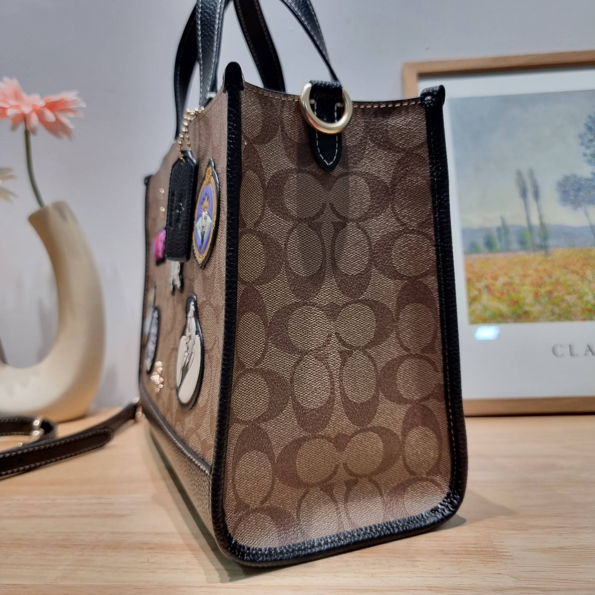 Coach Disney X Coach Dempsey Carryall In Signature Canvas With Patches CC873 คอลเลคชั่นใหม่ กับเหล่ายัยตัวร้าย ที่ไม่มีใครไม่รู้จัก!! กับกระเป๋าทรงโท้ท ไซส์ใหญ่ที่สามารถจุของได้แบบไม่ต้องกังวล ฟังก์ชั่นการใช้งานสะดวกที่สุด ดีไซน์ลวดลายแพทช์โดดเด่น มีทั้งส