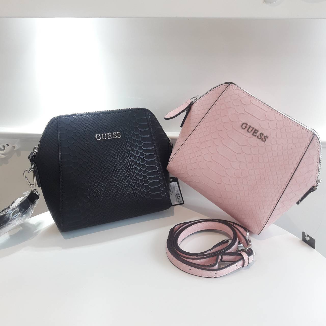 New arrival! กระเป๋าสะพายข้าง หนังจระเข้ ขนาดกระทัดรัด ยี่ห้อ Guess มาพร้อมกับสายหนัง และพื้นที่เก็บของอย่างจุใจ ด้วยดีไซน์เรียบหรูทำให้เข้ากับชุดได้หลากหลายสไตล์ กระเป๋าสะพาย GUESS ผลิตจาก PU แบบนิ่ม เปิด-ปิดด้วยซิป เพิ่มความหรู โดดเด่นด้วย ตกแต่งดีเทลโล
