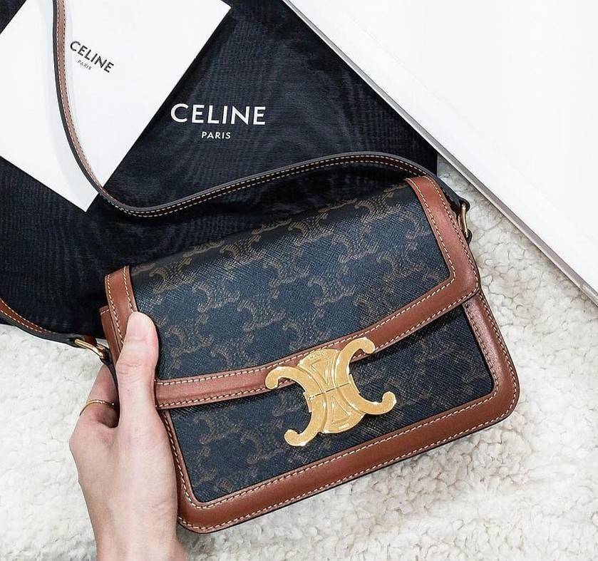 พรีเมี่ยมกิ๊ฟแท้ 100% 】CELINE TRIOMPHE CROSSBODY BAG VIP GIFT WITH PURCHASE-GWP พรีเมี่ยมกิ๊ฟ Limited จาก CELINE PERFUME DUTY FREE COUNTER วัสดุ TRIOMPHE CANVAS & LEATHER ทรงเหลี่ยมหนังสวยหรูอยู่ทรงเปิดปิดด้วยฝาปิดโลโก้แบรนด์อะไหล่ทอง ภายในมีช่องหลักและช่
