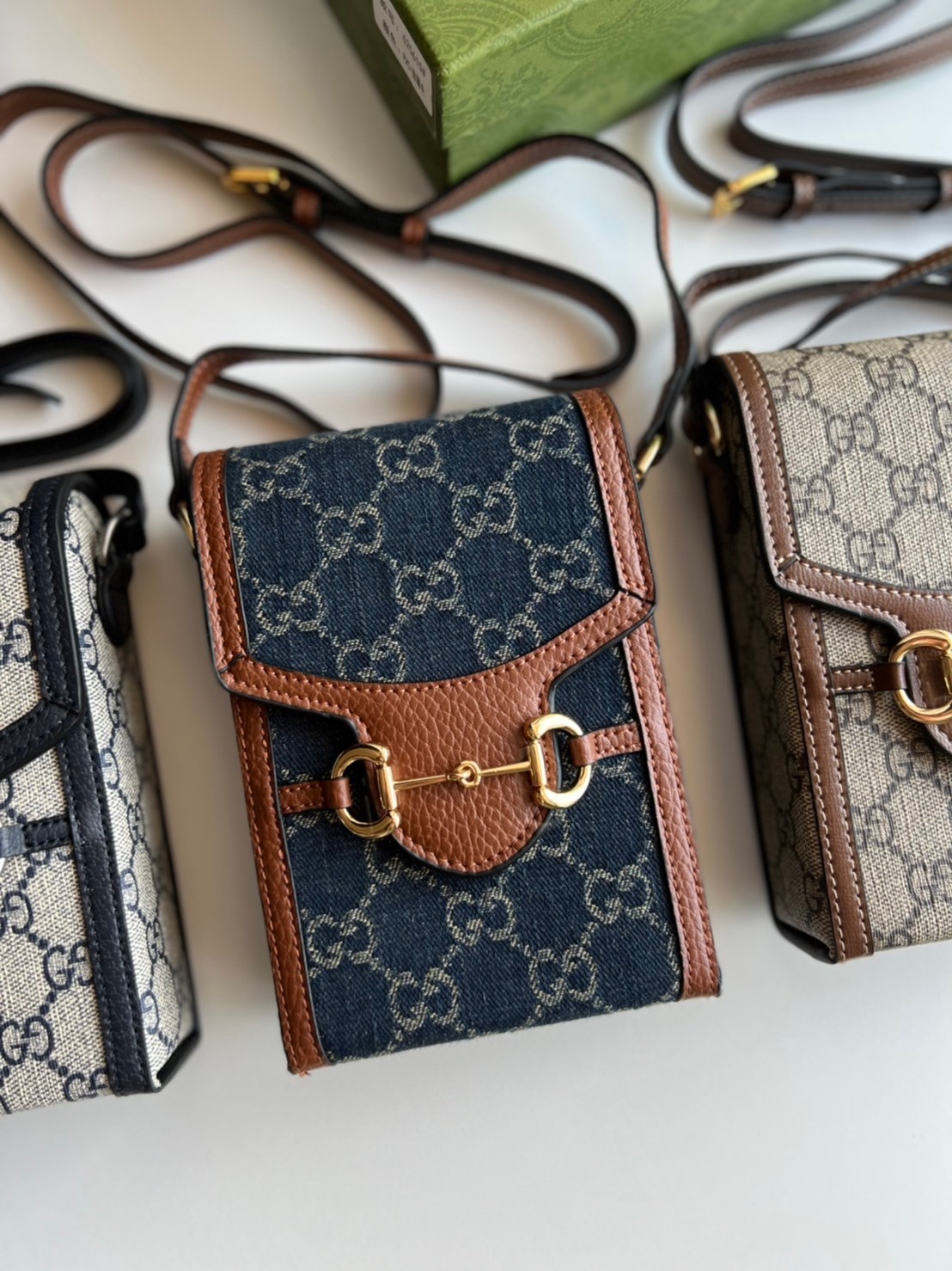 Gucci Horsebit 1955 mini bag / Gucci Phone Bag ออริจินอล รุ่นยอดฮิต ไซส์มินิ ที่ใครๆก็ต้องรู้จัก!! กับกระเป๋าขนาดมินิในรูปแบบผ้าแจ็คการ์ดสีขาวงาช้างและน้ำเงิน ได้รับแรงบันดาลใจมาจากดีไซน์ดั้งเดิม ซึ่งแอคเซสเซอรี่นี้โดดเด่นด้วยรายละเอียดดั้งเดิมที่ทันสมัยโ