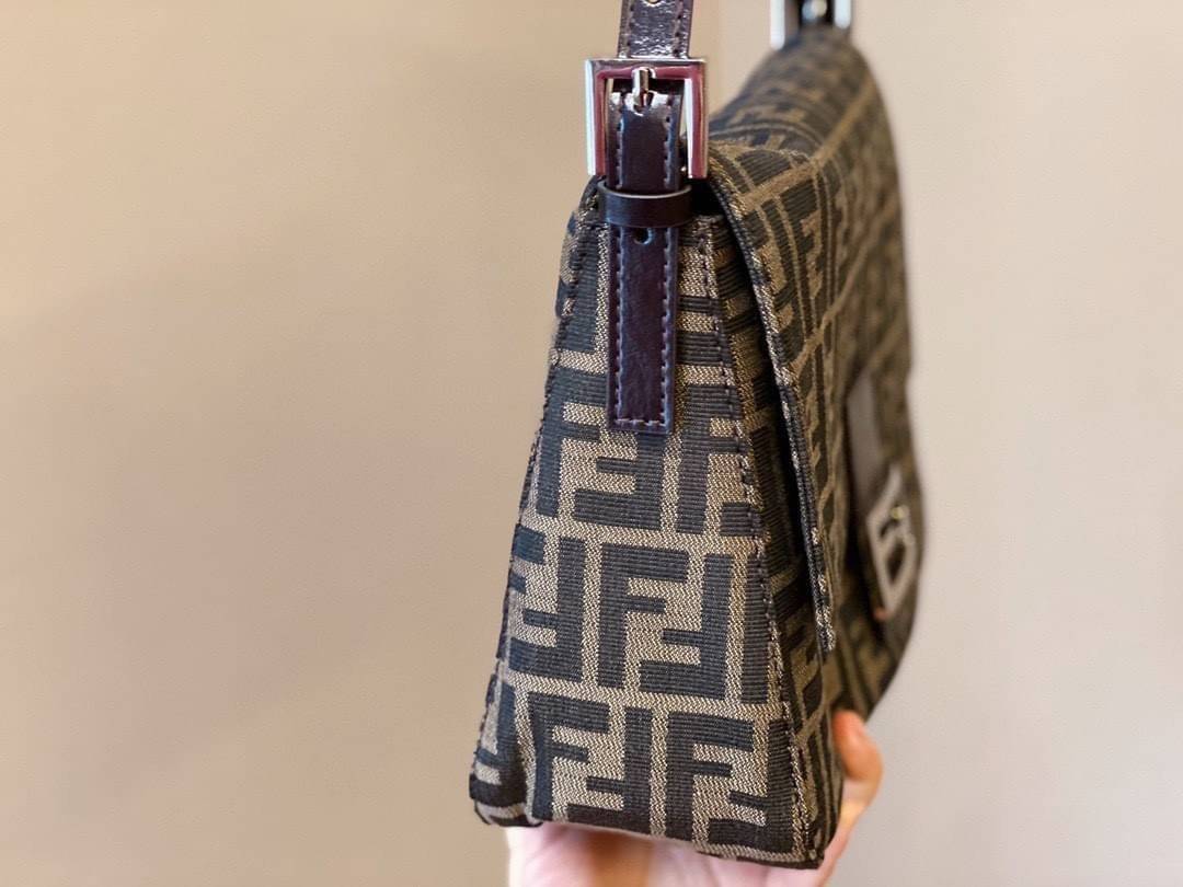 รุ่นใหม่แนะนำ!! FENDI BAGUETTE BROWN FABRIC BAG (GWP) วัสดุ CANVAS พิมพ์ลายแบรนด์ เปิดปิดด้วยฝาปิดกระดุมแม่เหล็ก ภายในมีช่องซิป ใส่ของแยกอีกช่อง สามารถใส่กระเป๋าสตางค์ยาว iphone เงิน ของจุกจิกได้ มาพร้อมสายสะพาย2แบบ ถอดเปลี่บนได้ อะไหล่แบรนด์สีเงิน Rare i