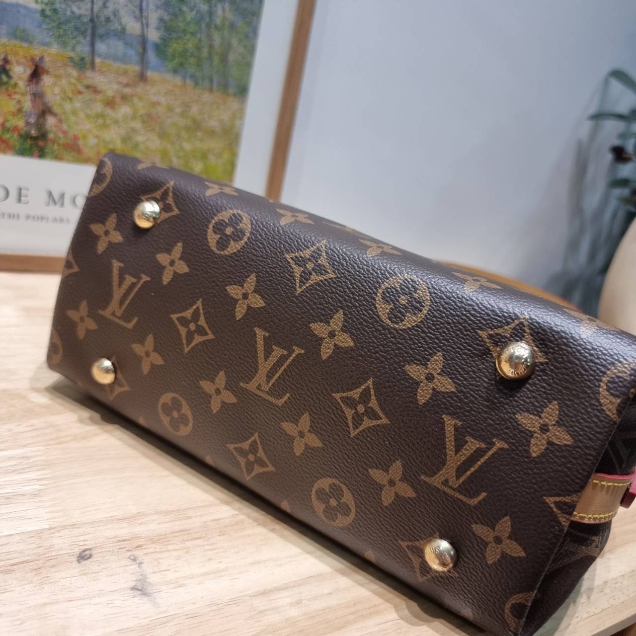 LV CARRYALL MINI BAG รุ่นลิมิเต็ดที่สาวๆตามหา มาในไซส์มินิ ขนาดโคตรน่ารักน่าใช้! กระเป๋าสะพายไหล่ทรงสวย ดีไซน์เรียบง่ายคลาสสิค หรู ดูผู้ดี รูปทรงใช้งานง่าย มาพร้อมใบลูก