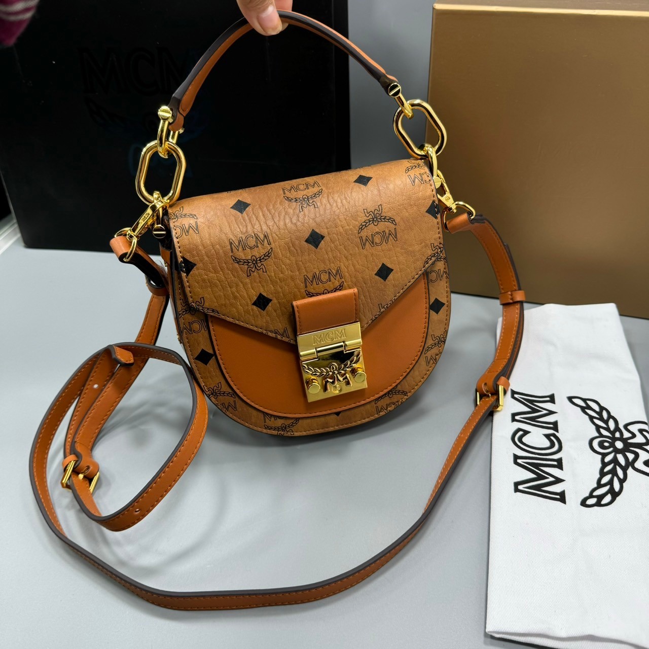M.C.M MINI TRACY SHOULDER BAG IN VISETOS กระเป๋าสะพายไหล่ทรงครึ่งวงกลมขนาดมินิ ที่โดดเด่นด้วยรูปทรงคลาสสิกที่ทันสมัย เกรดออริ สลับแท้ 1:1 ใช้งานต่างประเทศได้
