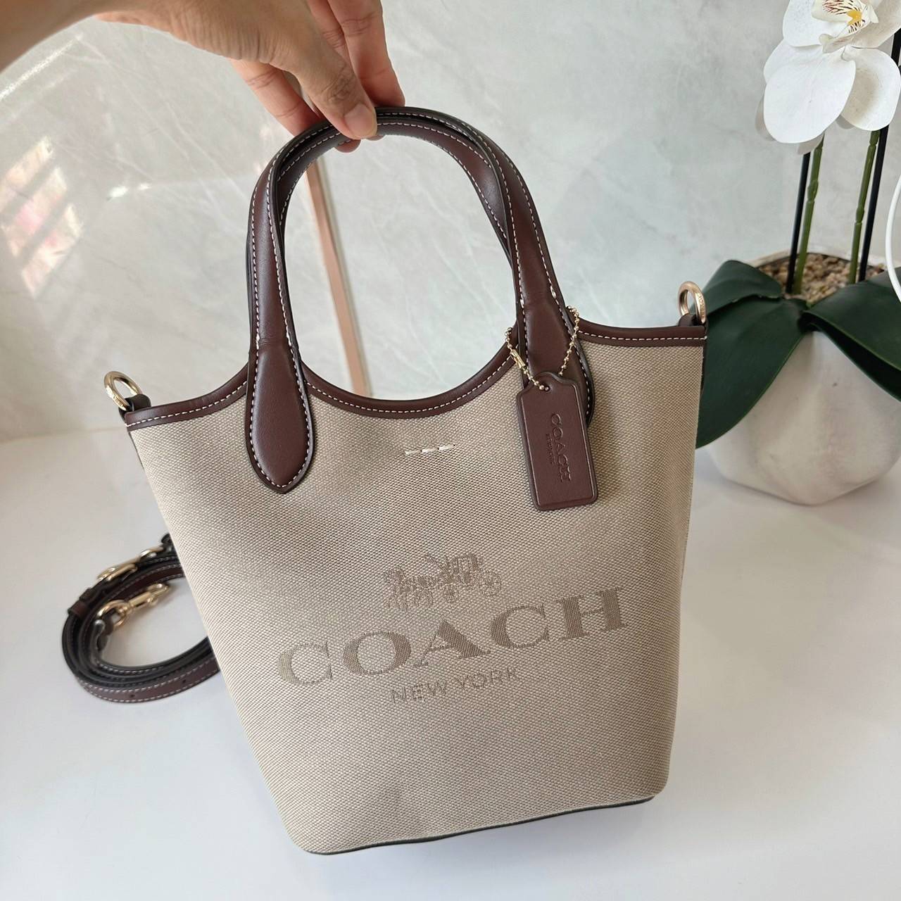 พร้อมส่ง 5 สี COACH HANNA BUCKET BAG กระเป๋าถือ/สะพายข้างทรงบักเก็ตรุ่นใหม่ดีไซน์เก๋น่ารัก เกรดท็อปออริ เกรดดีสุด สลับแท้ 1:1 ใช้ต่างประเทศได้