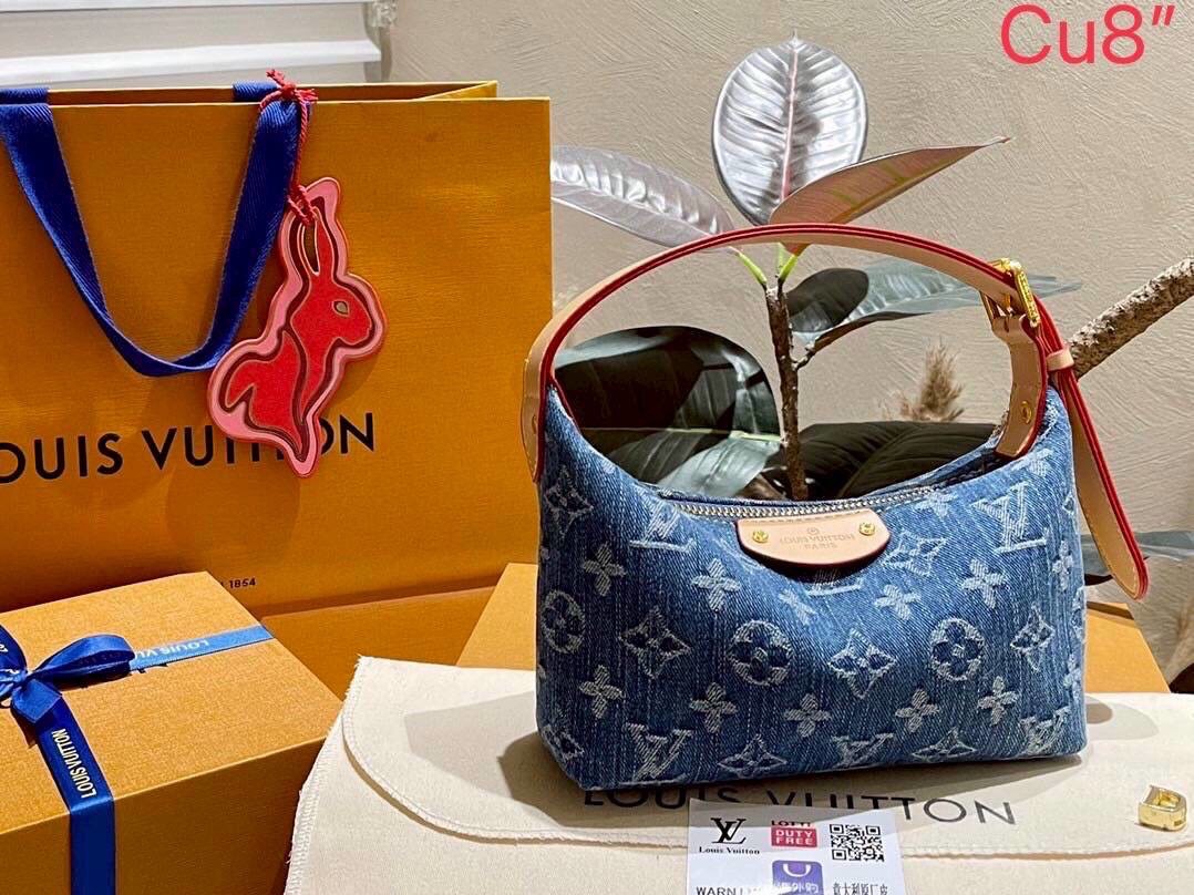 LV Hills Pochette Denim Washed Blue กระเป๋าสะพายถือหรือคล้องไหล่ได้อย่างสวยหรู ติดแกรมด้วยงานเดนิมเท่ๆ ใบขนาดกะทัดรัดใช้งานง่ายคล่องตัว เป็นใบที่คลองใจสาวๆ ได้ไม่ยาก