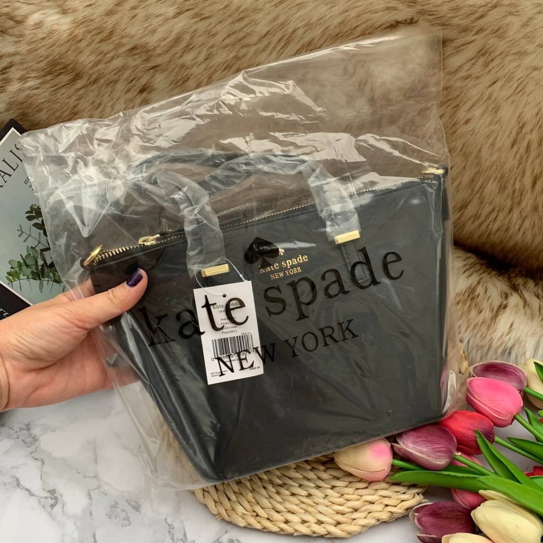 ของแท้ 💯% Kate Spade New York Cross Body Bag กระเป๋าถือหรือสะพาย หนัง Saffiano ภายในมีช่องซิปและช่องเล็ก มีหมุดรองฐานกันรอย 4 มุม อะไหล่ทองทั้งใบ ขนาดกำลังดี ใส่กระเป๋าสตางค์ยาวได้ค่ะ