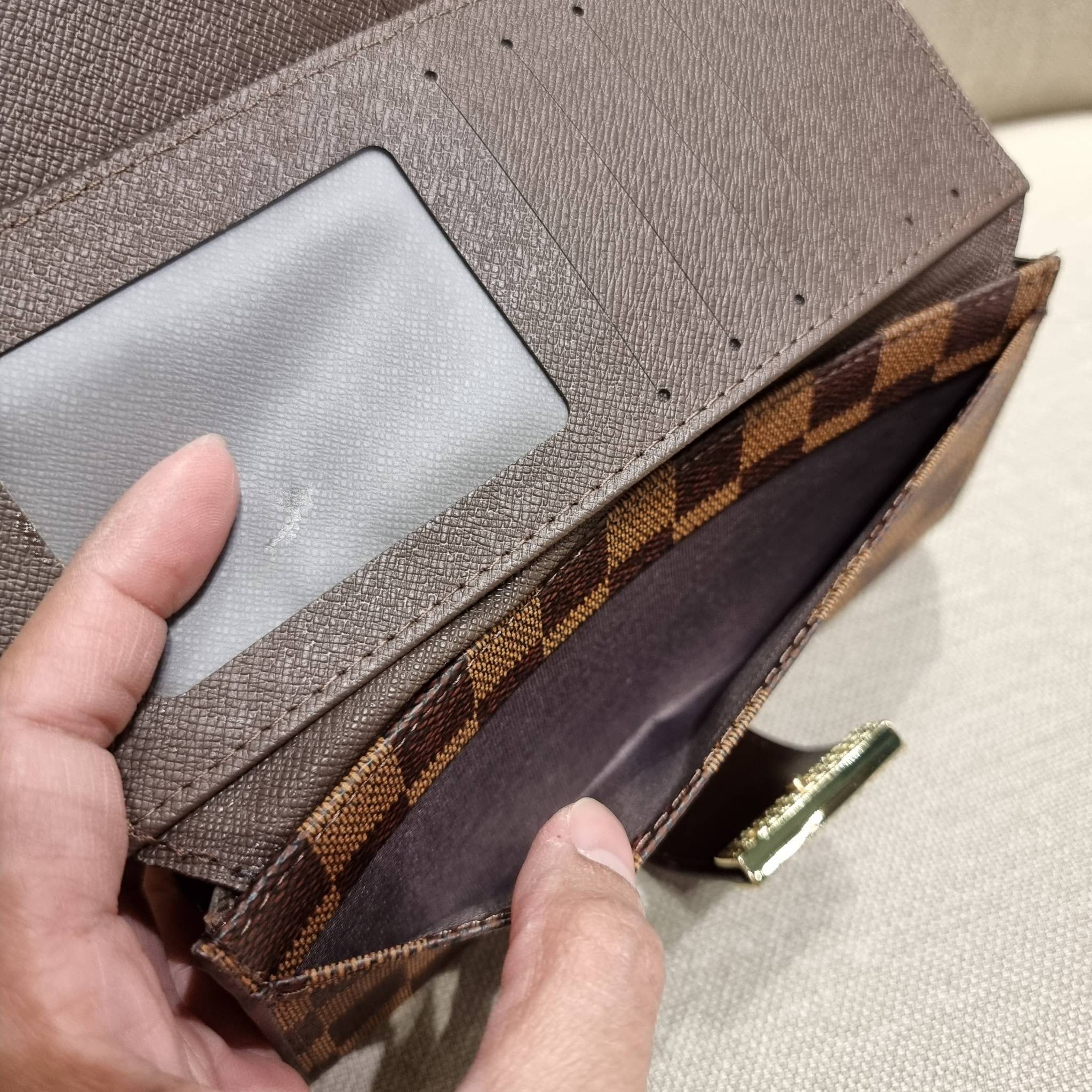 VIP 】ได้เวลาเปลี่ยนกระเป๋าสตางค์รับทรัพย์กันแล้ว!! LV vip wallet กระเป๋าสตางค์พรีเมี่ยมกิ๊ฟ เป็นไอเท็มหายาก ที่สาวๆต้องว้าว!! ใบยาวขนาดกำลังเหมาะมือ ถือแล้วขับผิวทุกสี วัสดุหนังแคนวาส ทนทาน เปิด-ปิดด้วยกระดุม ภายในมีช่องใส่บัตรเยอะมาก แบ่งสัดส่วนสวย ใส่ธน