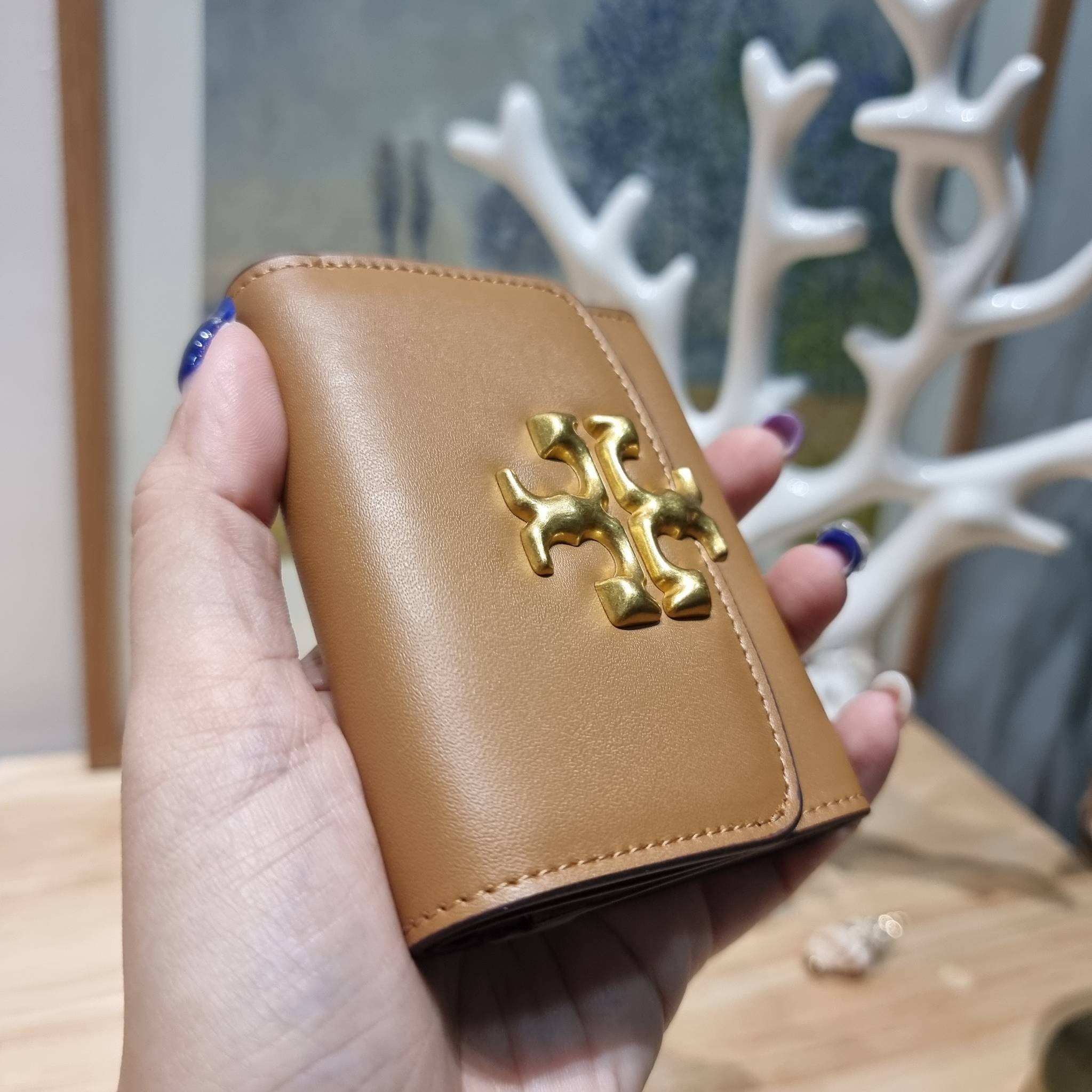 Tory wallet bag / TORY BURCH ELEANOR COMPACT WALLET กระเป๋าสตางค์ใบสั้นรุ่นขายดี แบบพับ ตัวมัมตัวแม่มากๆ ดูหรูหราทุกสี ดีไซน์คลาสสิค ขนาดกำลังพอเหมาะ โดดเด่นด้วยโลโก้สีทองดูแพง