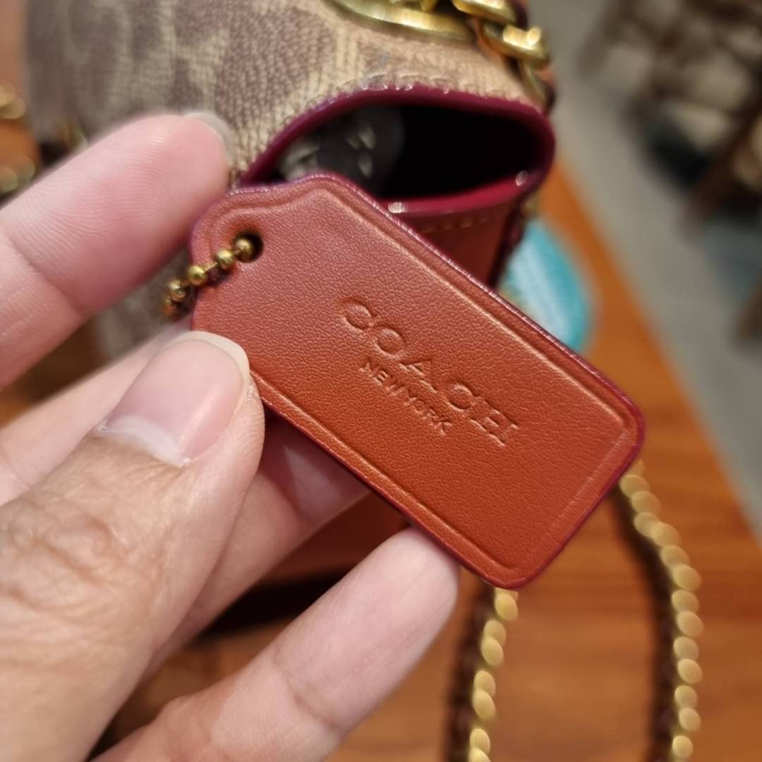 COACH C2462 MADISON SHOULDER BAG 16 IN SIGNATURE CANVAS WITH RIVETS กระเป๋าสะพายข้าง ไซส์กะทัดรัด พกพาง่าย น้ำหนักเบา ดีไซน์สวย โดดเด่นด้วยตัวล็อครูปดอกไม้ สีสันตกแต่งตัดกันกับลายซีอย่างลงตัว วัสดุหนังแคนวาสเคลือบลาย ภายในแบ่งสัดส่วนให้อย่างดี มาพร้อมสายส