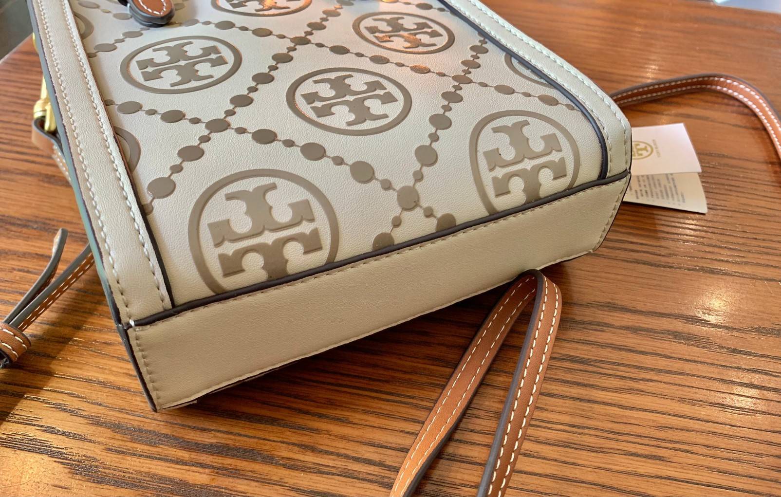 สีใหม่ล่าสุด ผู้ดีมาเลยยจ้าา จำนวนจำกัด! TORY BURCH T MONOGRAM CONTRAST EMBOSSED MINI TOTE 🥂พร้อมส่ง มาอัพลุคให้ดูดีไปพร้อมๆกัน กับกระเป๋าทรงTote ที่ไม่ว่าวันไหนๆ ใบนี้เอาอยู่เลยค่ะ