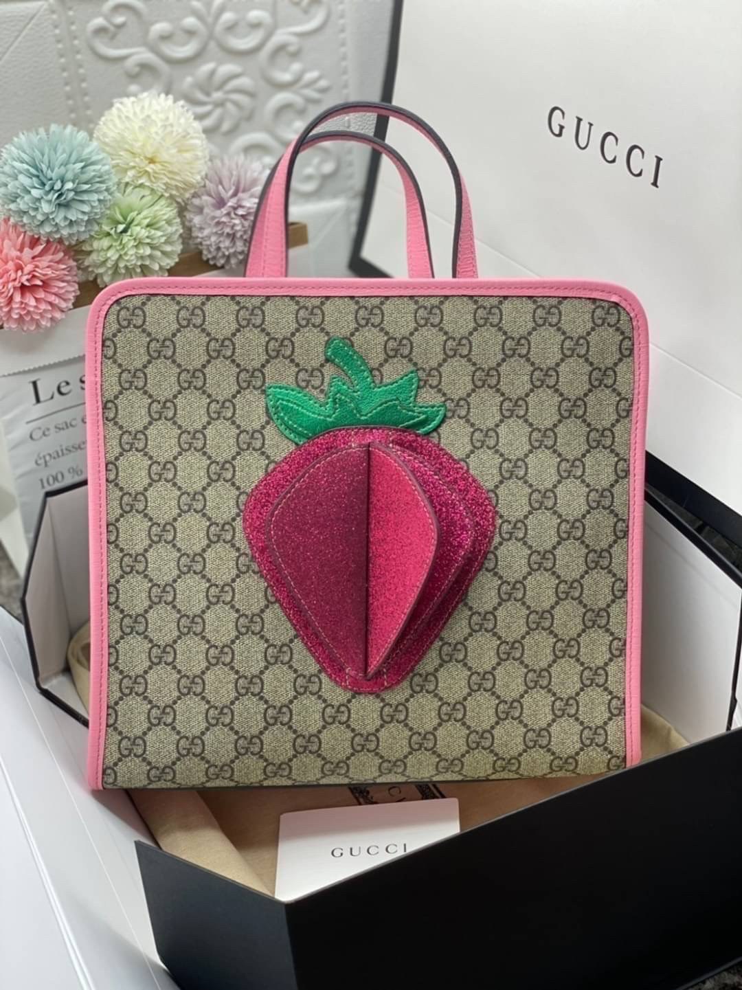 Ori GUCCI Children's tote bag GG kids ที่สุดของความน่ารัก ลิมิเต็ดแบบไม่มีเอาท์ สาวๆสายหวานไม่ควรพลาดด้วยประการทั้งปวงเลยค่าา หนังแท้เกรดดีที่สุด พิมพ์ลายแบรนด์รอบใบเทคเจอร์สวยอยู่ทรง ภายในมีโลโก้กว้างและจุสุดๆใส่สัมภาระได้เยอะ ภาพถ่ายจ