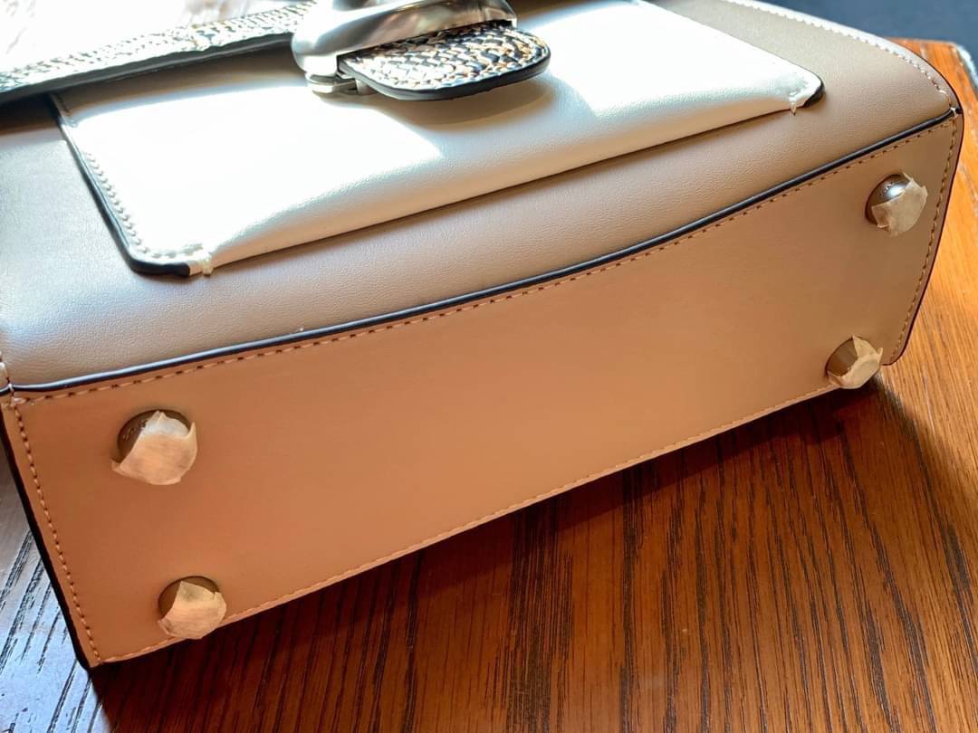 OUTLET 】COACH TABBY TOP HANDLE 20 LEATHER BAG หรูหรามากๆค่ะ สินค้าแนะนำ!! กระเป๋าถือ//สะพายข้างได้ วัสดุหนังแท้อย่างดี หนึ่งใบทำหนัง2แบบได้อย่างลงตัว สวยงาม มีอะไหล่ตัวC ใหญ่ด้านหน้าโดดเด่นหรูมากๆค่ะ 🔺เปิดปิดแบบกดล็อค ภายในมี2ช่องสำหรับใส่ของ สามา