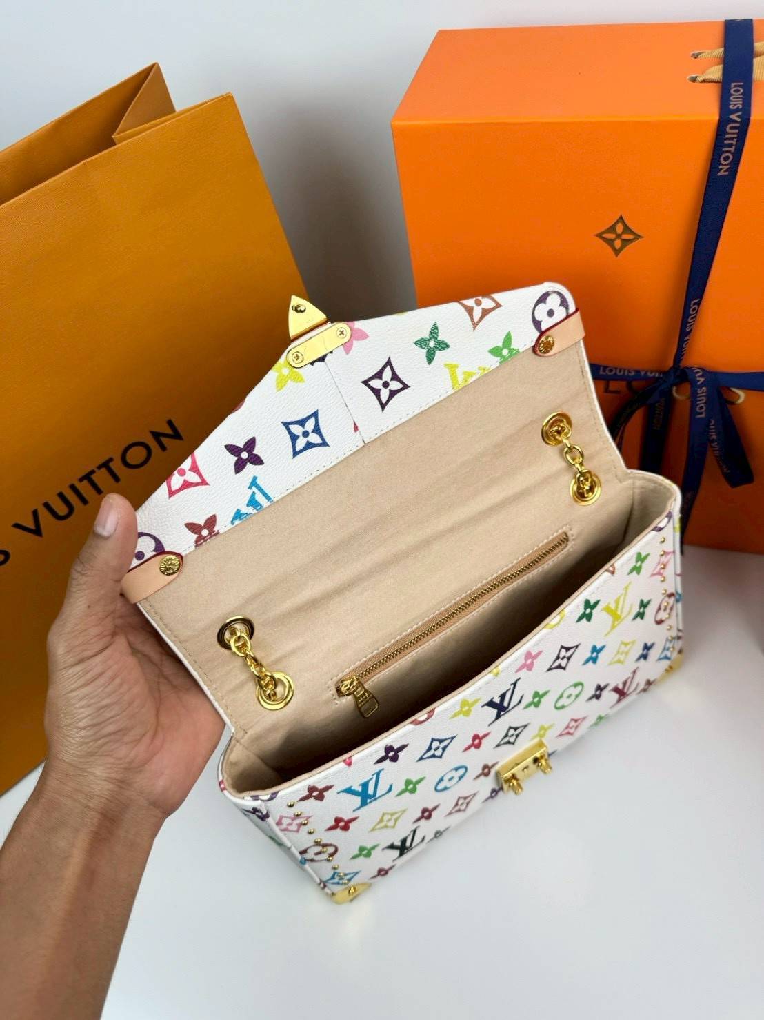 ORI หนังแท้ | LV Trunkie bag กระเป๋าสะพายรุ่นใหม่ ดีไซน์ร่วมสมัยโดดเด่นด้วยมุมโลหะ เฉลิมฉลองเอกลักษณ์ที่สืบทอดมาอย่างยาวนาน ผสานฟังก์ชันการใช้งานเข้ากับความหรูหรา Monogram แคนวาสตกแต่งหมุดสีทอง สะท้อนถึงกระเป๋าเดินทางสไตล์วินเทจ