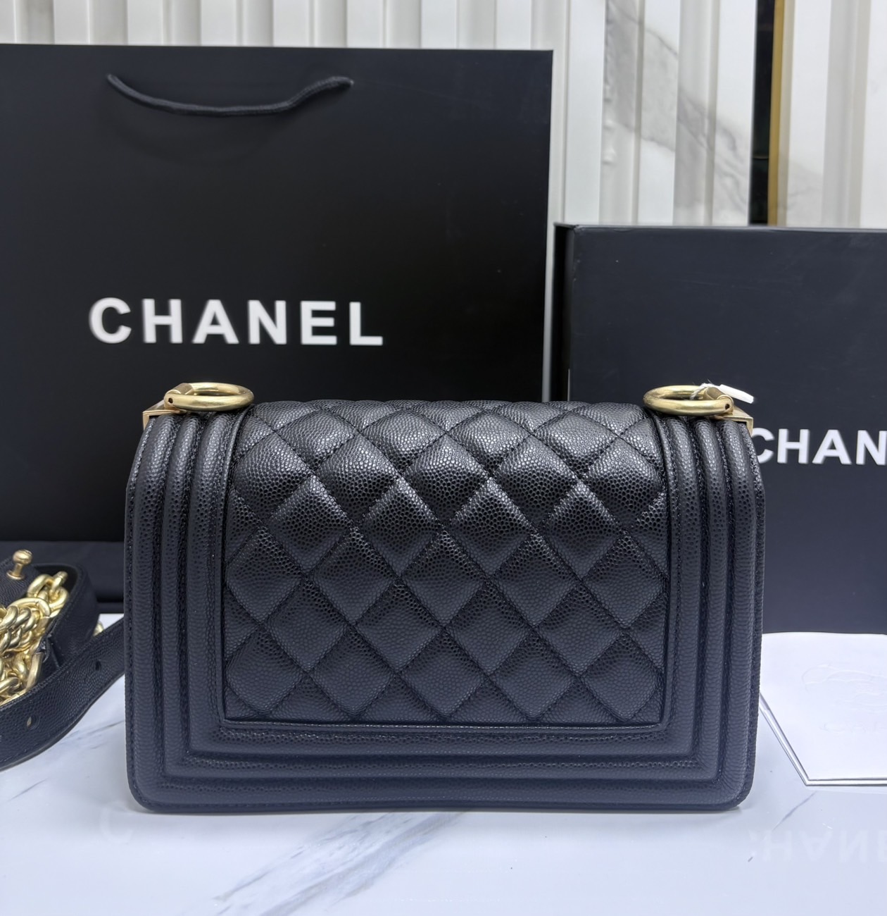 ORI หนังแท้ | CHANEL Boy 20cm shoulder bag กระเป๋าสะพายรุ่นยอดนิยมสุดคลาสสิคตลอดกาล หรูหราระดับตำนาน สวยงามเหนือกาลเวลา ขนาดเล็กน่ารัก ไม่ว่าเวลาจะผ่านไปเเค่ไหนก็ไม่เคย Out เรียบ หรู คลาสสิค ผู้ดี ไฮโซที่แท้ทรูสวยมากค่ะ