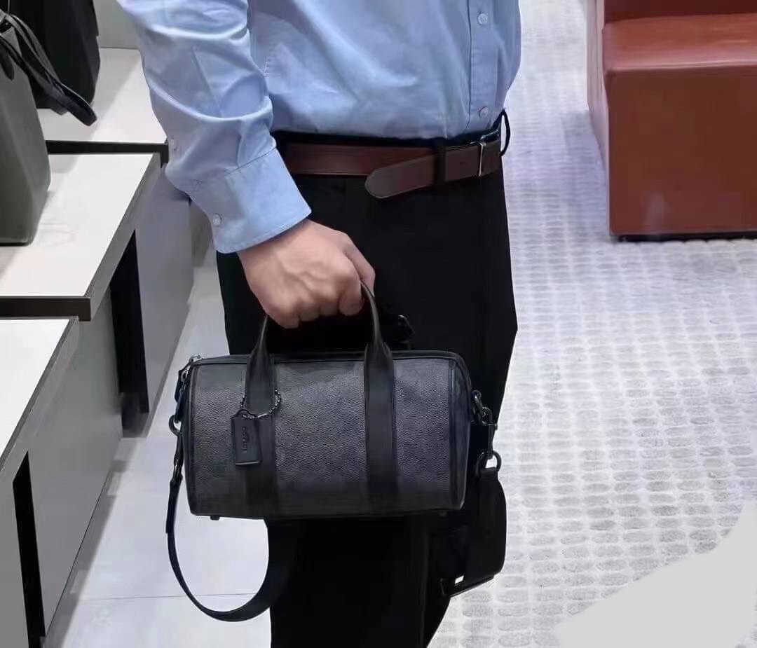 COACH GOTHAM DUFFLE 24 IN SIGNATURE CANVAS CA186 กระเป๋าทรงหมอนรุ่นใหม่สุด 2022 รุ่นนี้สามารถใช้ได้ทั้งชายหญิง หนังแท้อย่างดี นิ่มทรงสวย มากๆค่ะ เปิด-ปิดกระเป๋าแบบซิปคู่ด้านบนมีกระดุมรวบหูหิ้วให้ด้วยนะคะ ภายในกระเป๋าสามารถใส่สัมภาระที่จำเป็นในชีวิตประจำวั