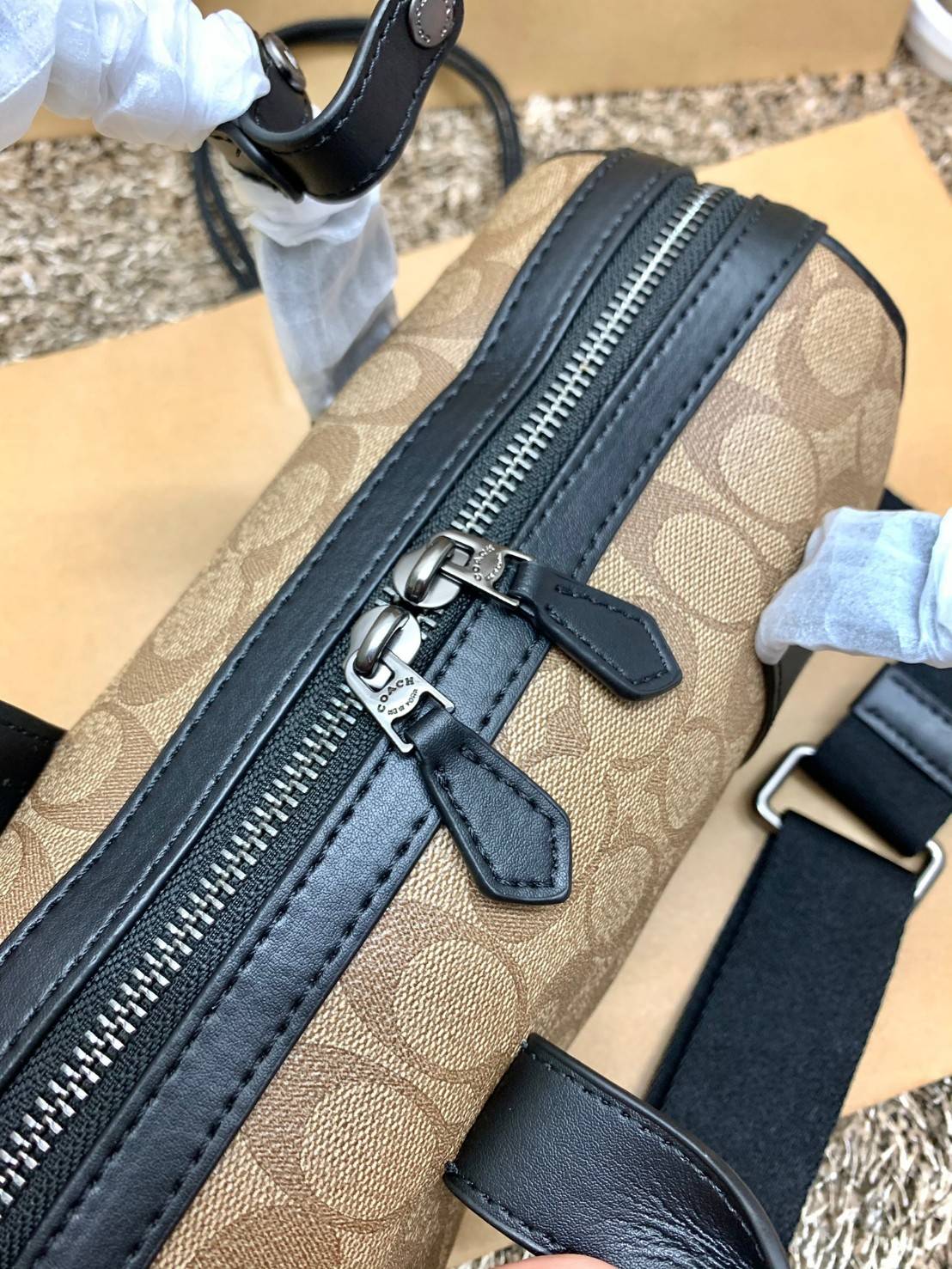 COACH GOTHAM DUFFLE 24 IN SIGNATURE CANVAS CA186 พร้อมส่ง กระเป๋าทรงหมอนรุ่นใหม่บ่าสุดปี 2022 รุ่นนี้สามารถใช้ได้ทั้งชาย//หญิง หนังแท้อย่างดี นิ่มทรงสวย มากๆค่ะ เปิด-ปิดกระเป๋าแบบซิปคู่ด้านบนมีกระดุมรวบหูหิ้วให้ด้วยนะคะ ภายในกระเป๋าสามารถใส่สัมภาระที่จำเป