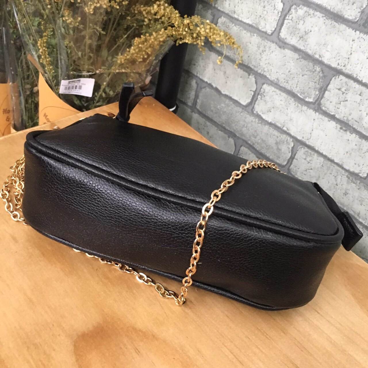 สินค้ามาใหม่ค่า😊 ทรงสุดฮิตจากแบรนด์ h&m กระเป๋า ทรงshoulder & clutch bag ตัวกระเป๋าลายหนังดี๊ดีค่า นิ่มมาก สามารถเก็บสายถือเป็นคลัชได้เลยน้า หรือสะพายพาดลำตัวก้อน่ารักค่าใบนี้ เรียบๆ เข้ากับชุดง่าย #จุดเด่นที่ น้ำหนักเบา สามารถ สะพายไหล่ข้างลำตัว